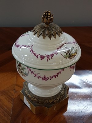 26957736c - Deckelgefäß, Frankenthal, um 1770, mit Bronzemontur, Vogelmalereien in ...