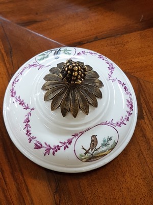 26957736f - Deckelgefäß, Frankenthal, um 1770, mit Bronzemontur, Vogelmalereien in ...