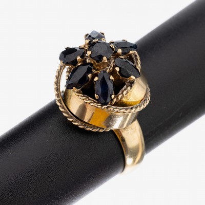 Image 26957740 - 18 kt Gold Saphir-Ring, GG 750/000, hoch aufgebauter Ringkopf, 6 Saphir-Navettes und 1 ...