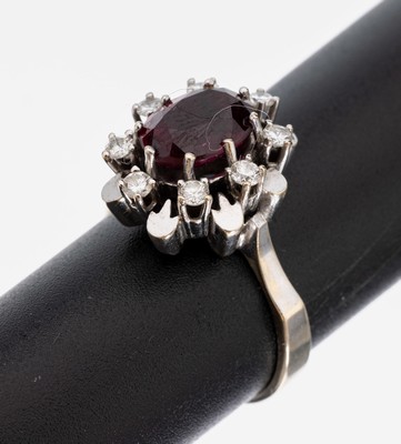 Image 26957745 - 14 kt Gold Rubin-Brillant-Ring, WG 585/000,ovalfacett. Rubin ca. 2.20 ct, 8 Brillanten ...