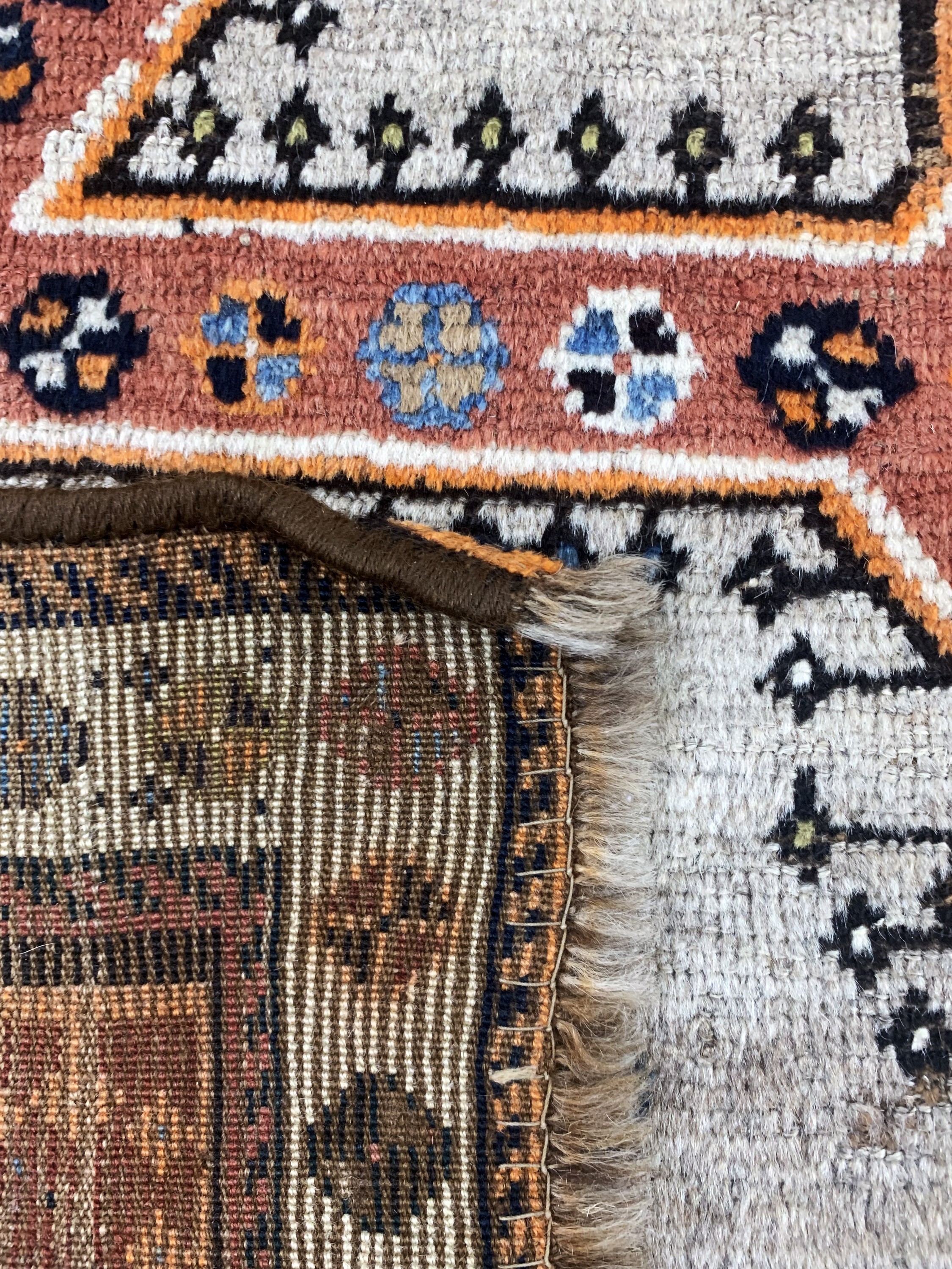 Detail e: Ghaschgai-Gabbeh, Persien, Anfang 20.Jhd, Wolle auf Wolle, ca. 194 x 134 cm, EHZ: 3(kleines Loch)
