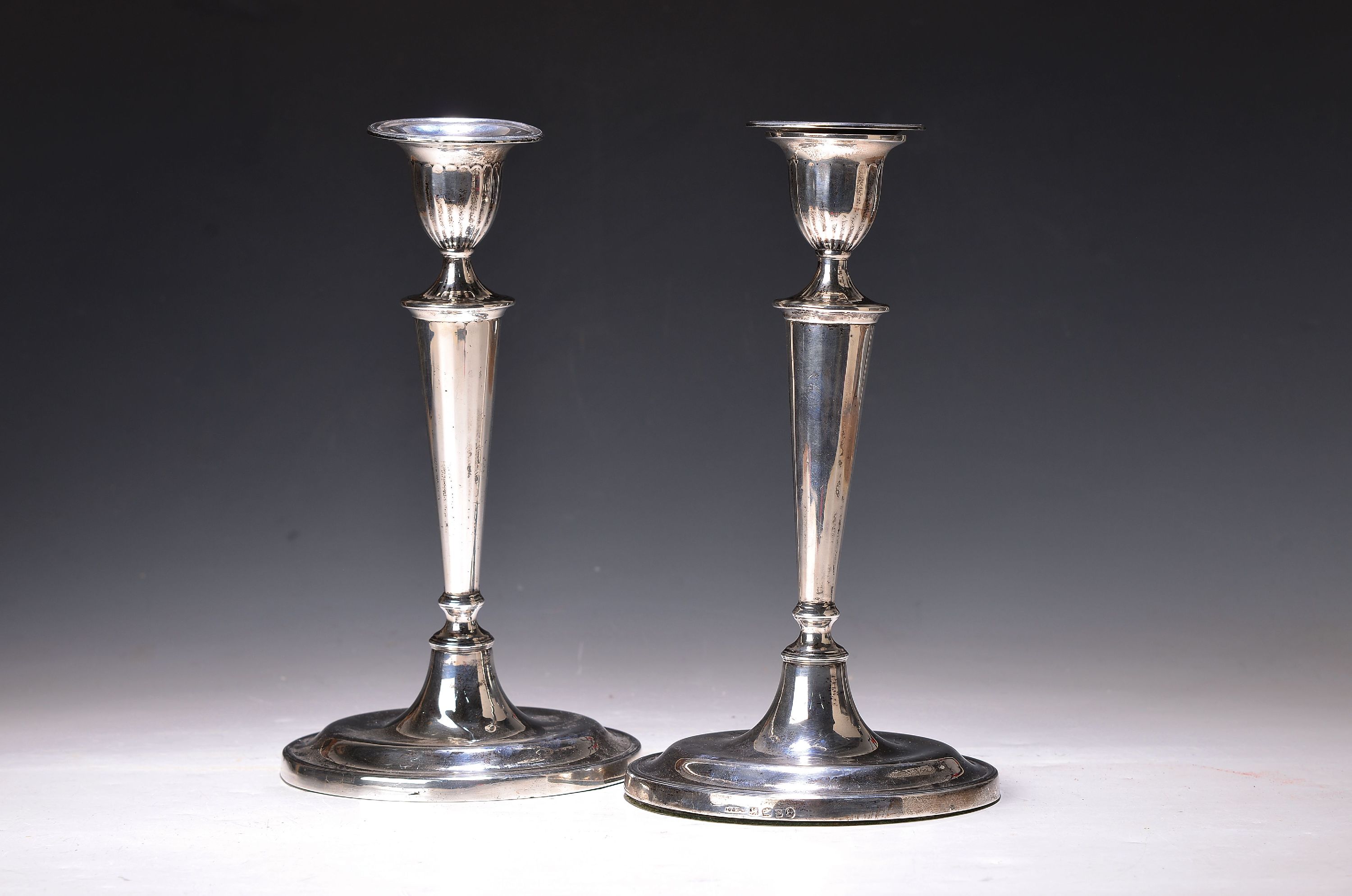 Detail a: Paar Verwandlungsleuchter/Kandelaber, John Parson & Co, 1791, Sterlingsilber, Aufsätze Metall versilbert, drei bzw. eine Brennstelle,Fuß gewichtet ...