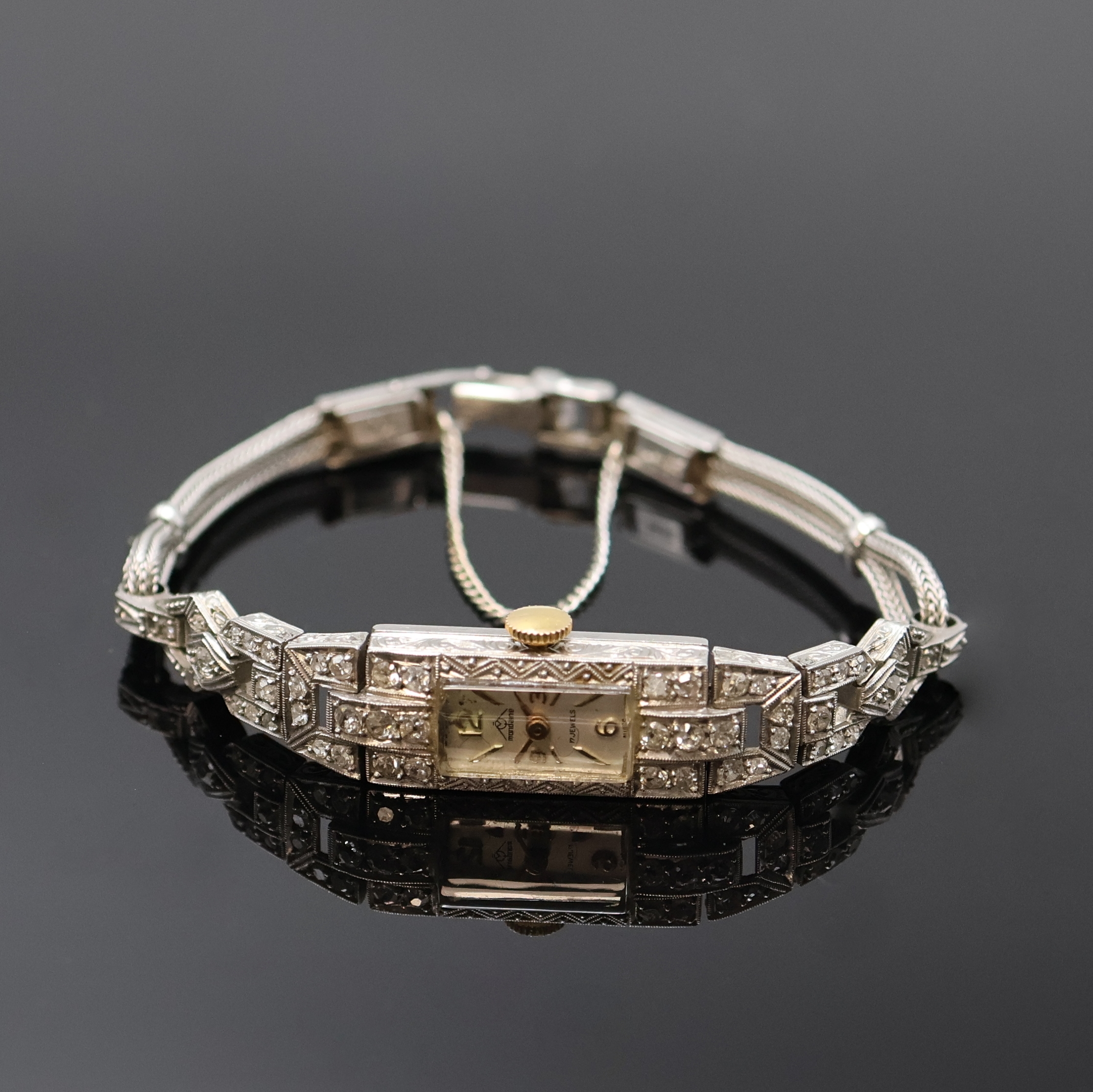 Art-Deco Damenarmbanduhr in Platin mit Diamanten, Schweiz um 1920, Handaufzug, Geh. grav., Scharnierboden, Lünette sowie Bandanstöße aufw. m. ...