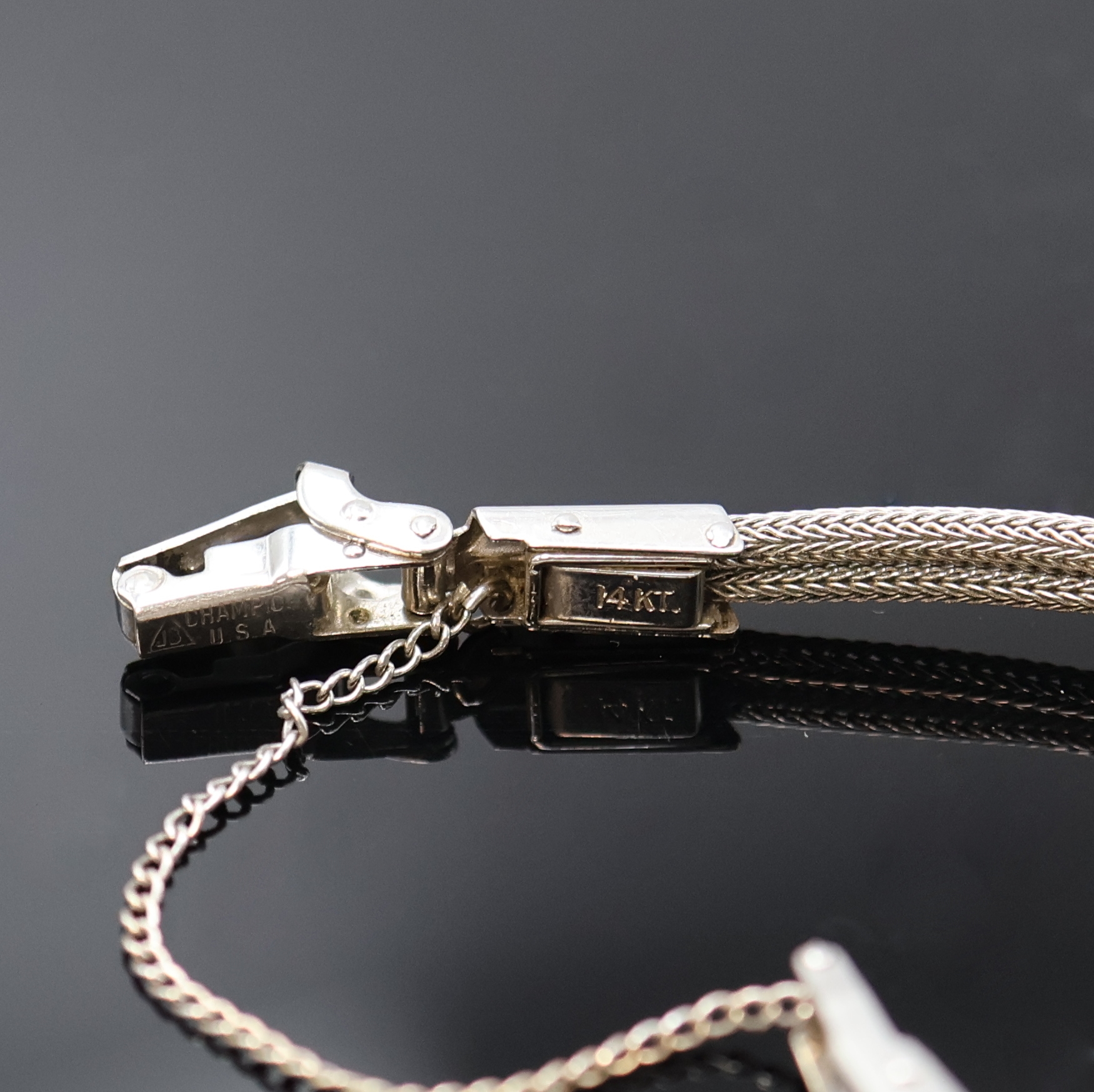 Detail b: Art-Deco Damenarmbanduhr in Platin mit Diamanten, Schweiz um 1920, Handaufzug, Geh. grav., Scharnierboden, Lünette sowie Bandanstöße aufw. m. ...
