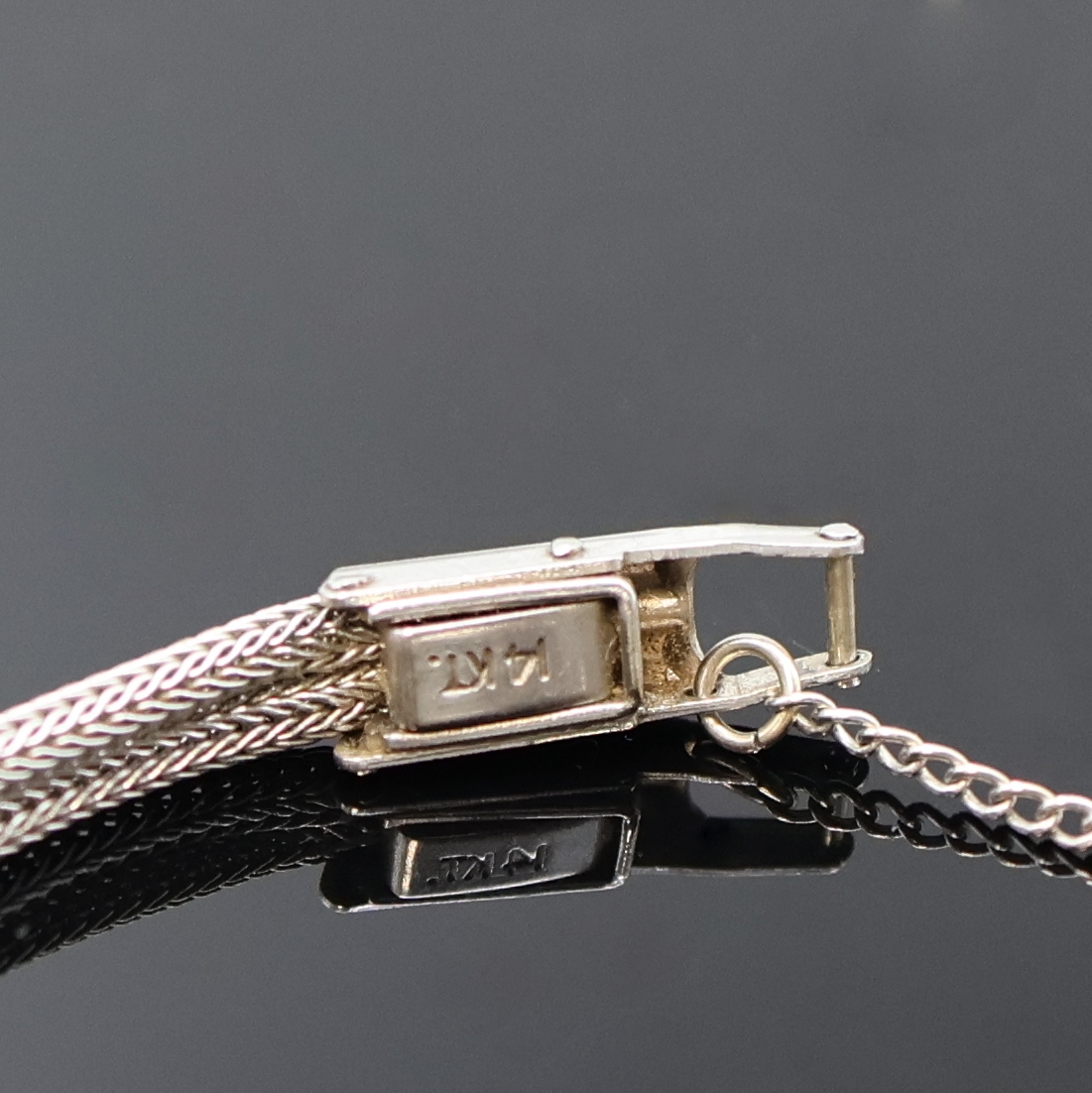 Detail c: Art-Deco Damenarmbanduhr in Platin mit Diamanten, Schweiz um 1920, Handaufzug, Geh. grav., Scharnierboden, Lünette sowie Bandanstöße aufw. m. ...