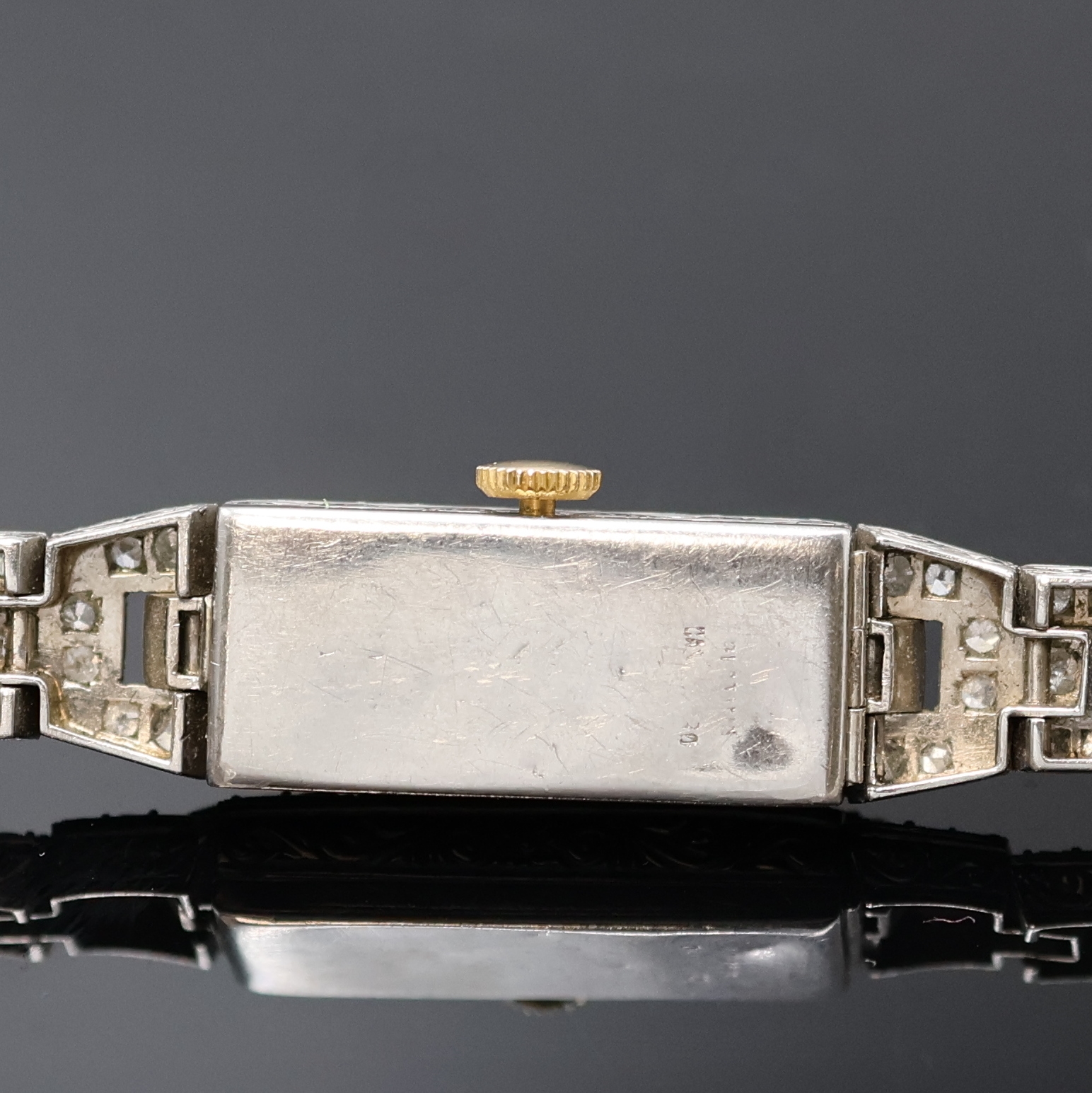 Detail d: Art-Deco Damenarmbanduhr in Platin mit Diamanten, Schweiz um 1920, Handaufzug, Geh. grav., Scharnierboden, Lünette sowie Bandanstöße aufw. m. ...