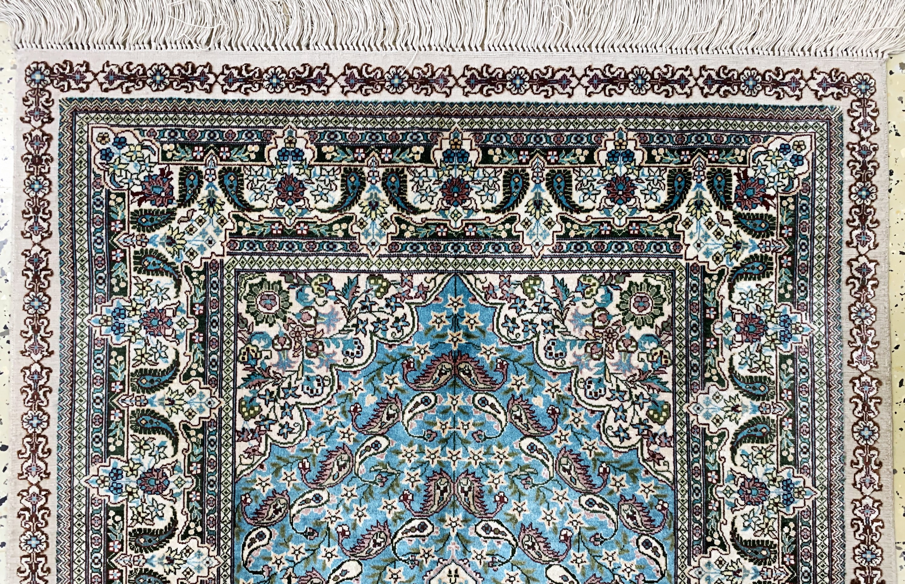 Detail a: Hereke Seide fein, China, Mitte 20.Jhd, reine Naturseide, ca. 124 x 78 cm, ca. 1,0 Mio. Kn/qm, EHZ:(nahezu neuwertig)