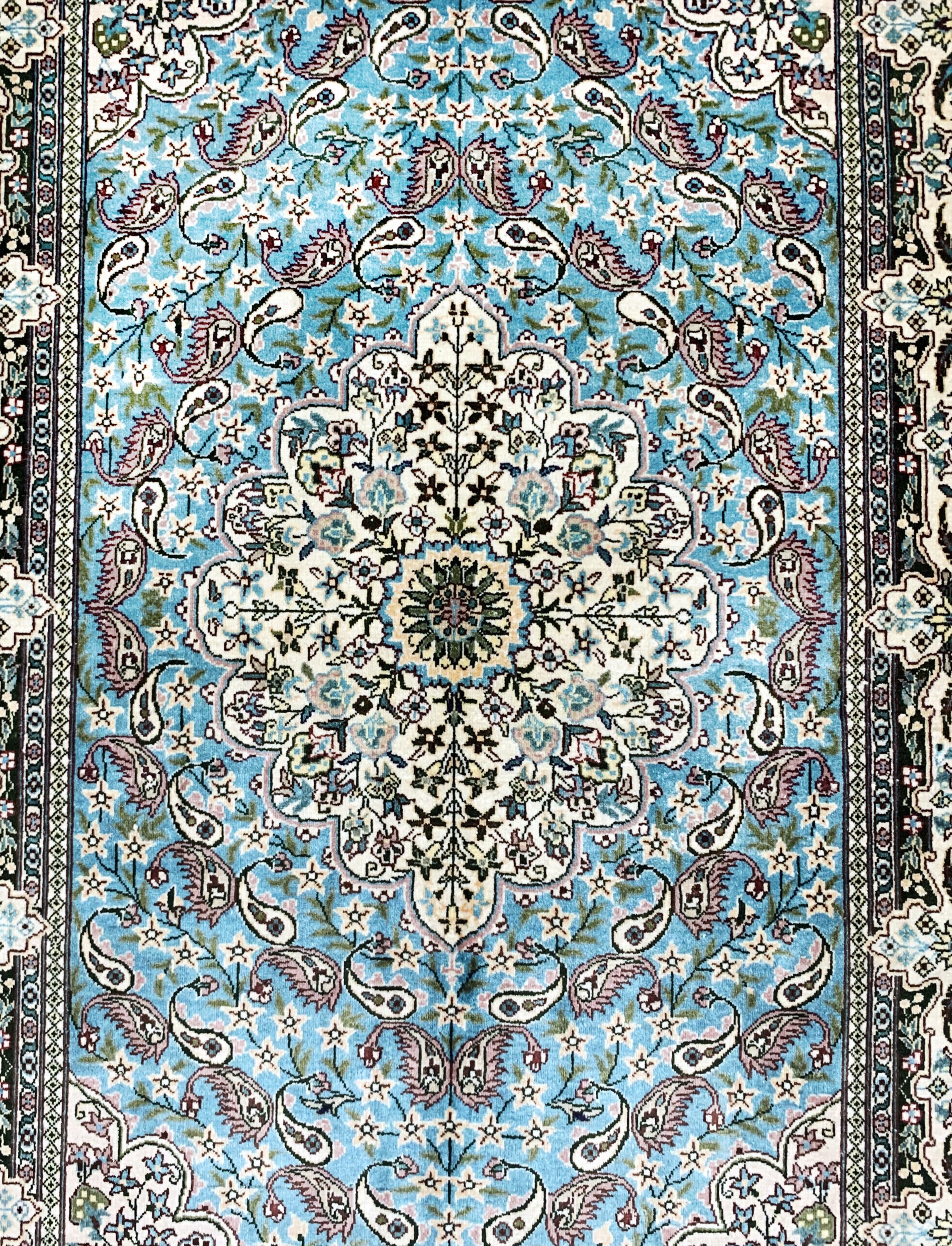 Detail b: Hereke Seide fein, China, Mitte 20.Jhd, reine Naturseide, ca. 124 x 78 cm, ca. 1,0 Mio. Kn/qm, EHZ:(nahezu neuwertig)