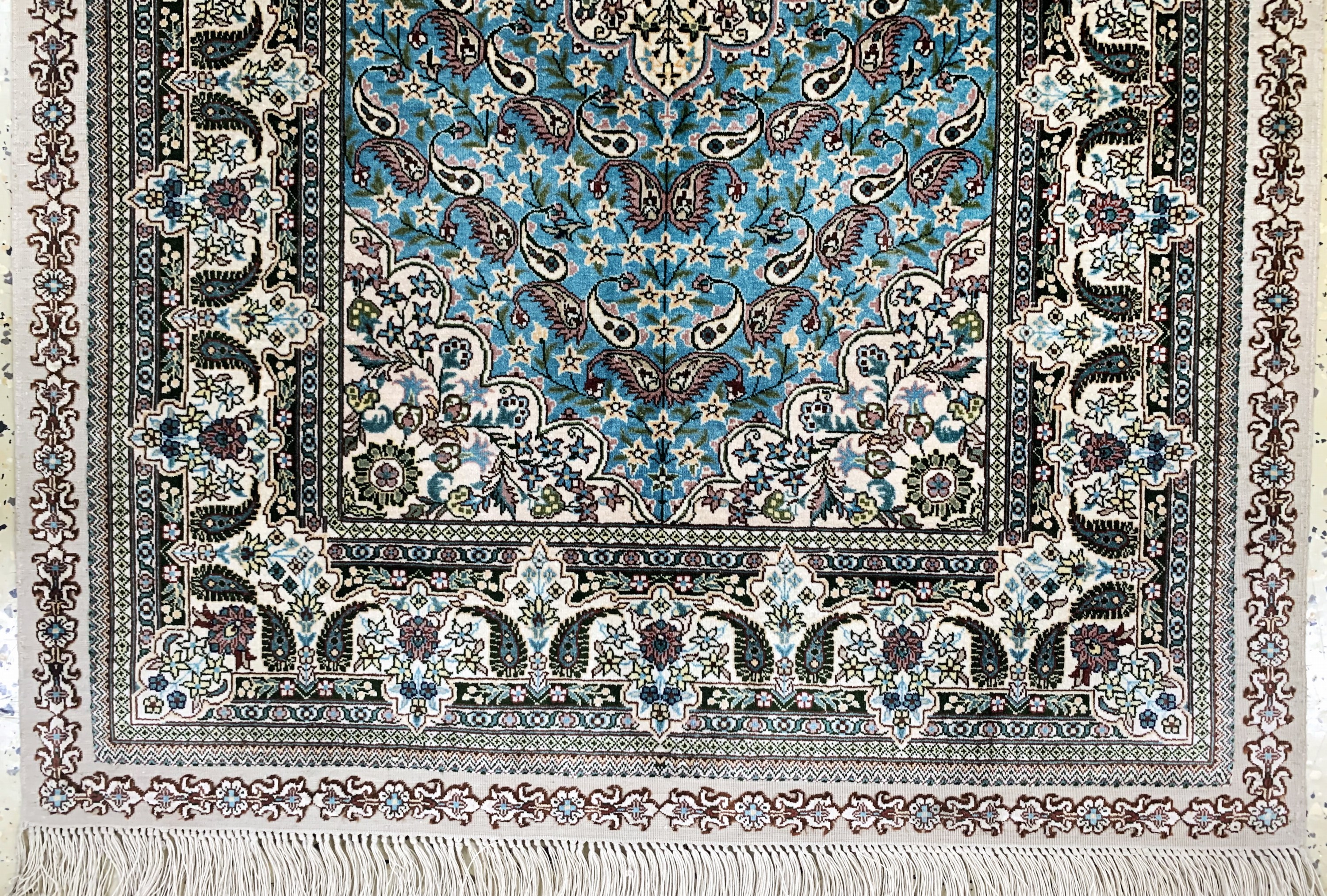 Detail c: Hereke Seide fein, China, Mitte 20.Jhd, reine Naturseide, ca. 124 x 78 cm, ca. 1,0 Mio. Kn/qm, EHZ:(nahezu neuwertig)