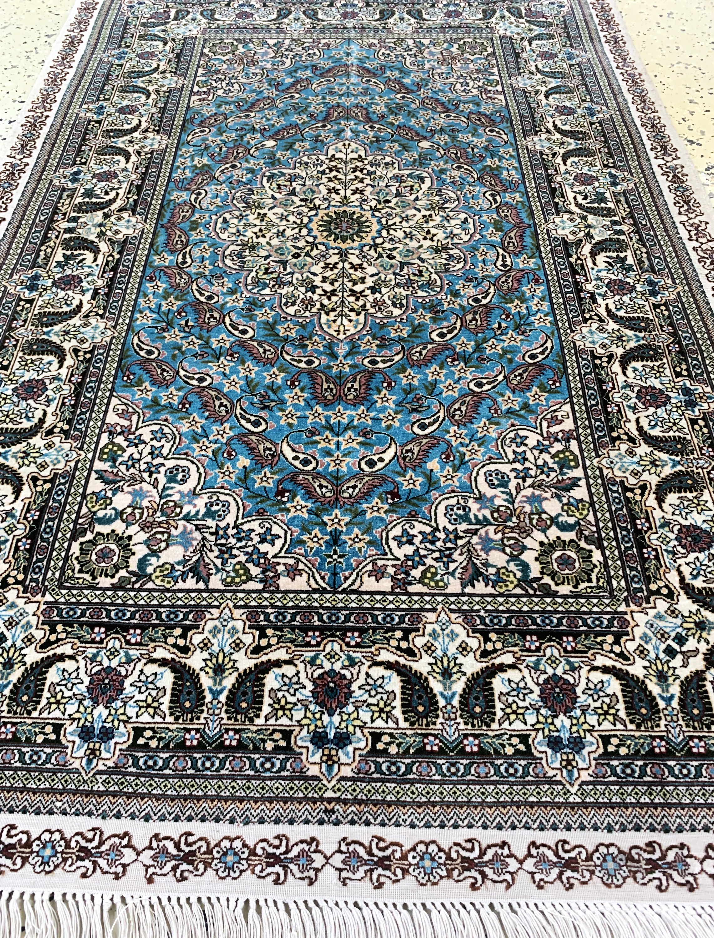 Detail d: Hereke Seide fein, China, Mitte 20.Jhd, reine Naturseide, ca. 124 x 78 cm, ca. 1,0 Mio. Kn/qm, EHZ:(nahezu neuwertig)