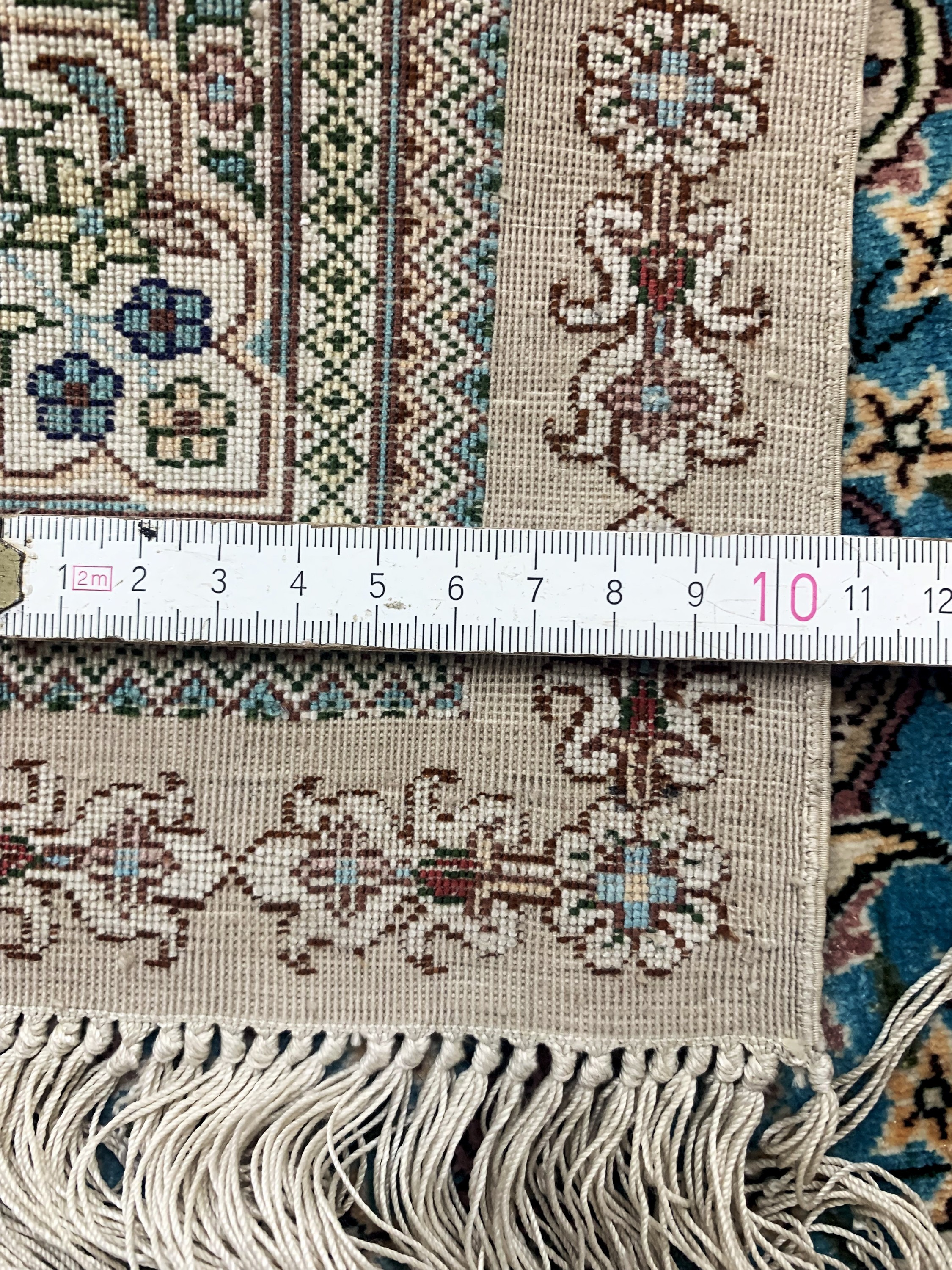 Detail e: Hereke Seide fein, China, Mitte 20.Jhd, reine Naturseide, ca. 124 x 78 cm, ca. 1,0 Mio. Kn/qm, EHZ:(nahezu neuwertig)