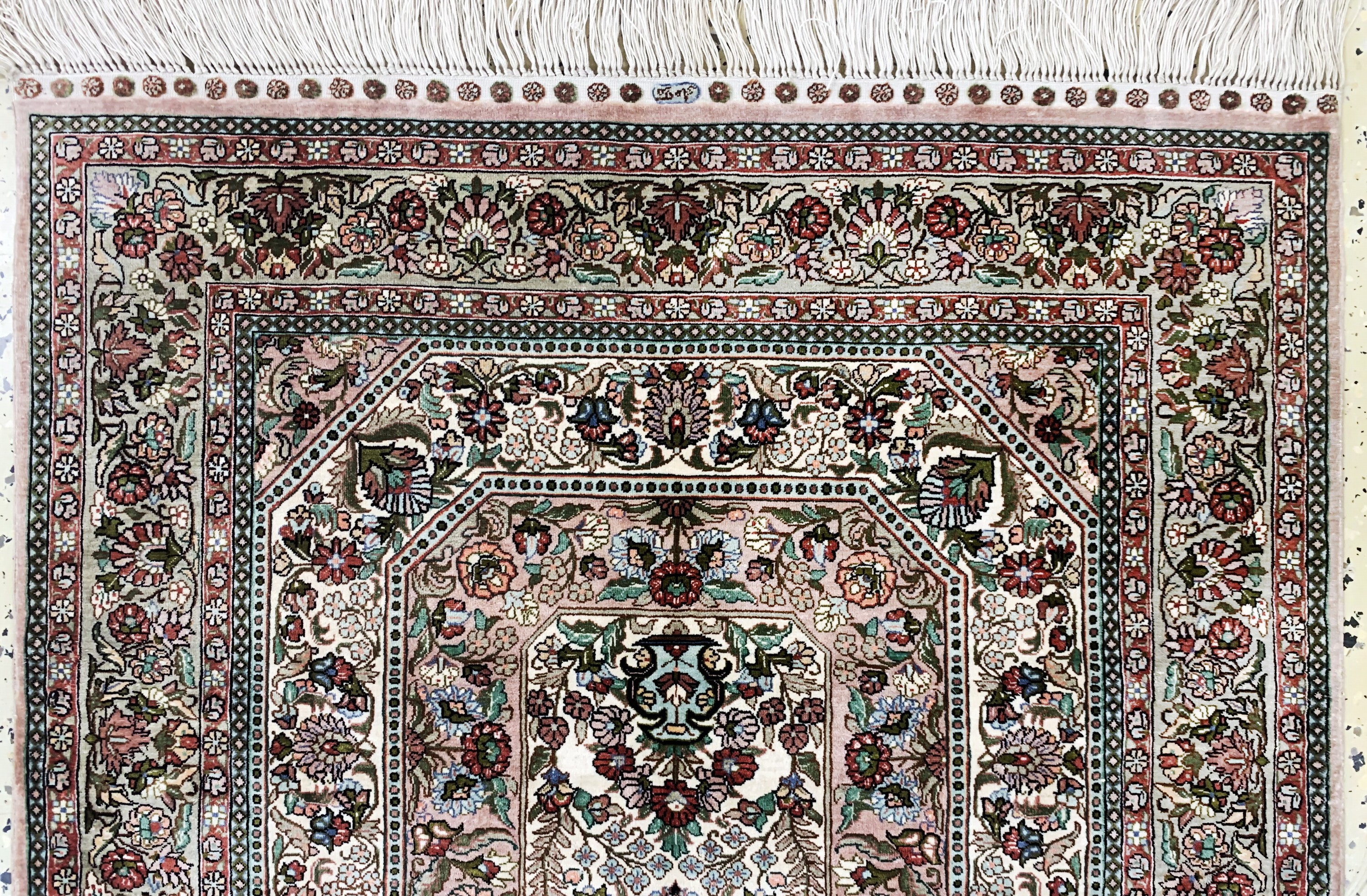 Detail a: Hereke Seide fein, China, Mitte 20.Jhd, reine Naturseide, ca. 124 x 78 cm, ca. 1,0 Mio. Kn/qm, EHZ:(nahezu neuwertig)