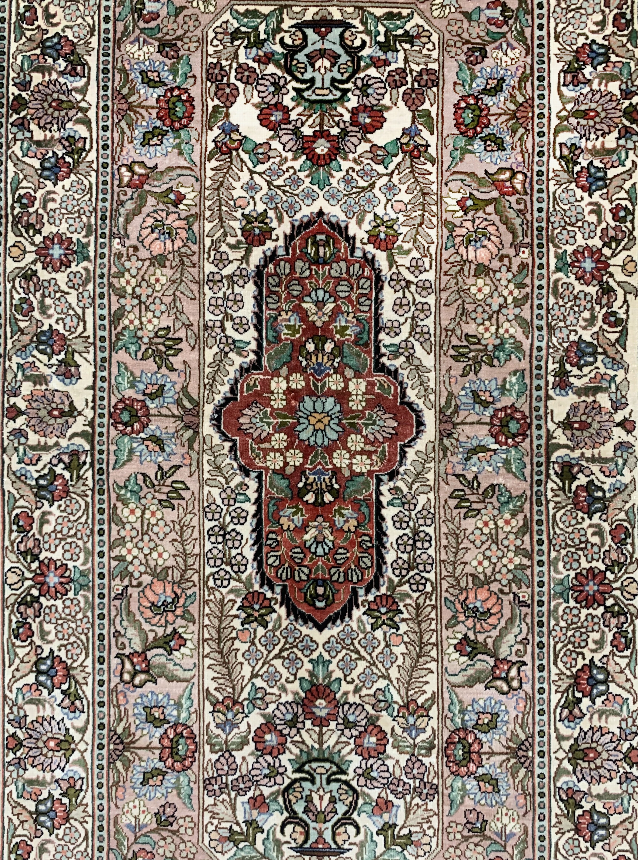 Detail b: Hereke Seide fein, China, Mitte 20.Jhd, reine Naturseide, ca. 124 x 78 cm, ca. 1,0 Mio. Kn/qm, EHZ:(nahezu neuwertig)