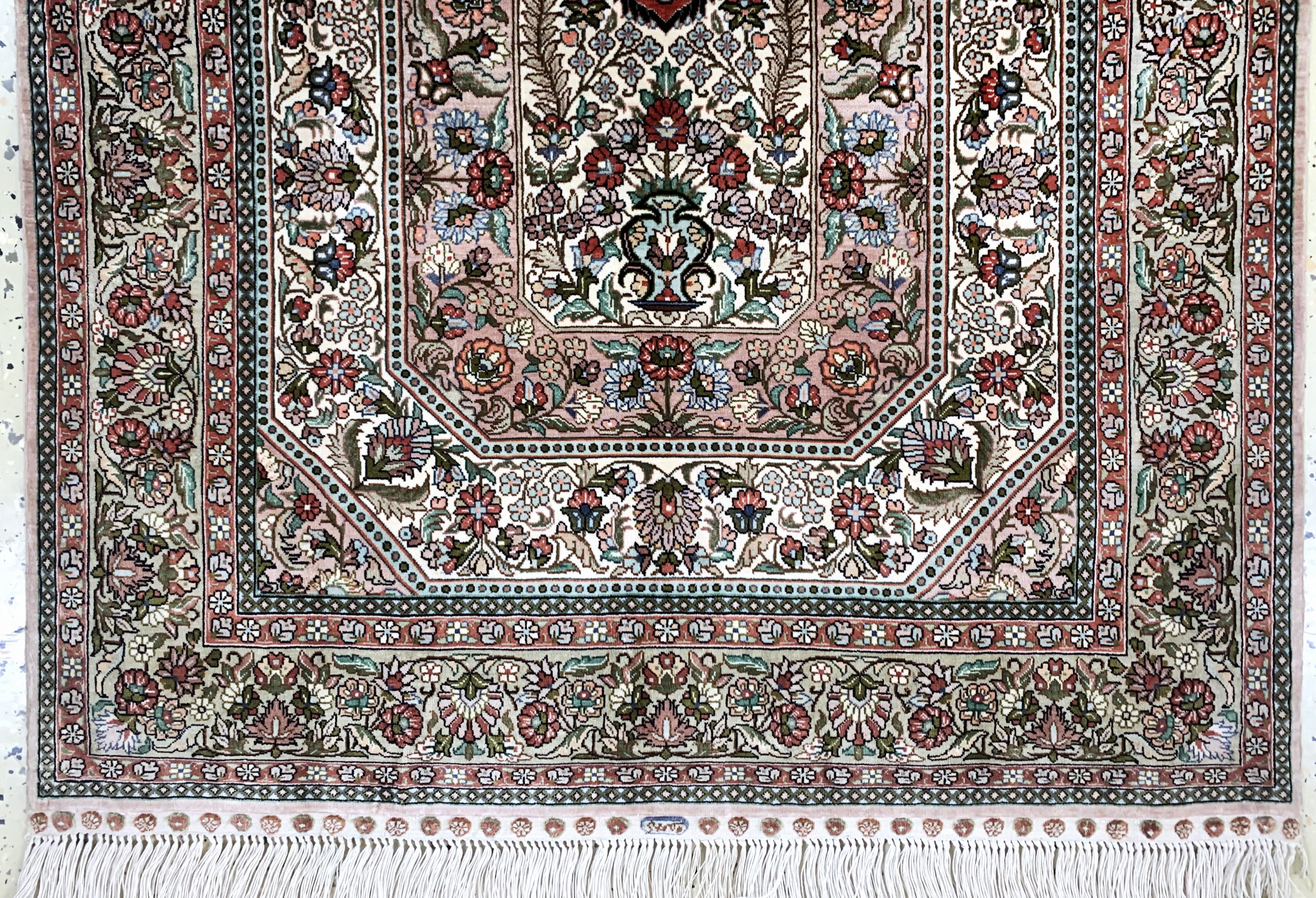 Detail c: Hereke Seide fein, China, Mitte 20.Jhd, reine Naturseide, ca. 124 x 78 cm, ca. 1,0 Mio. Kn/qm, EHZ:(nahezu neuwertig)