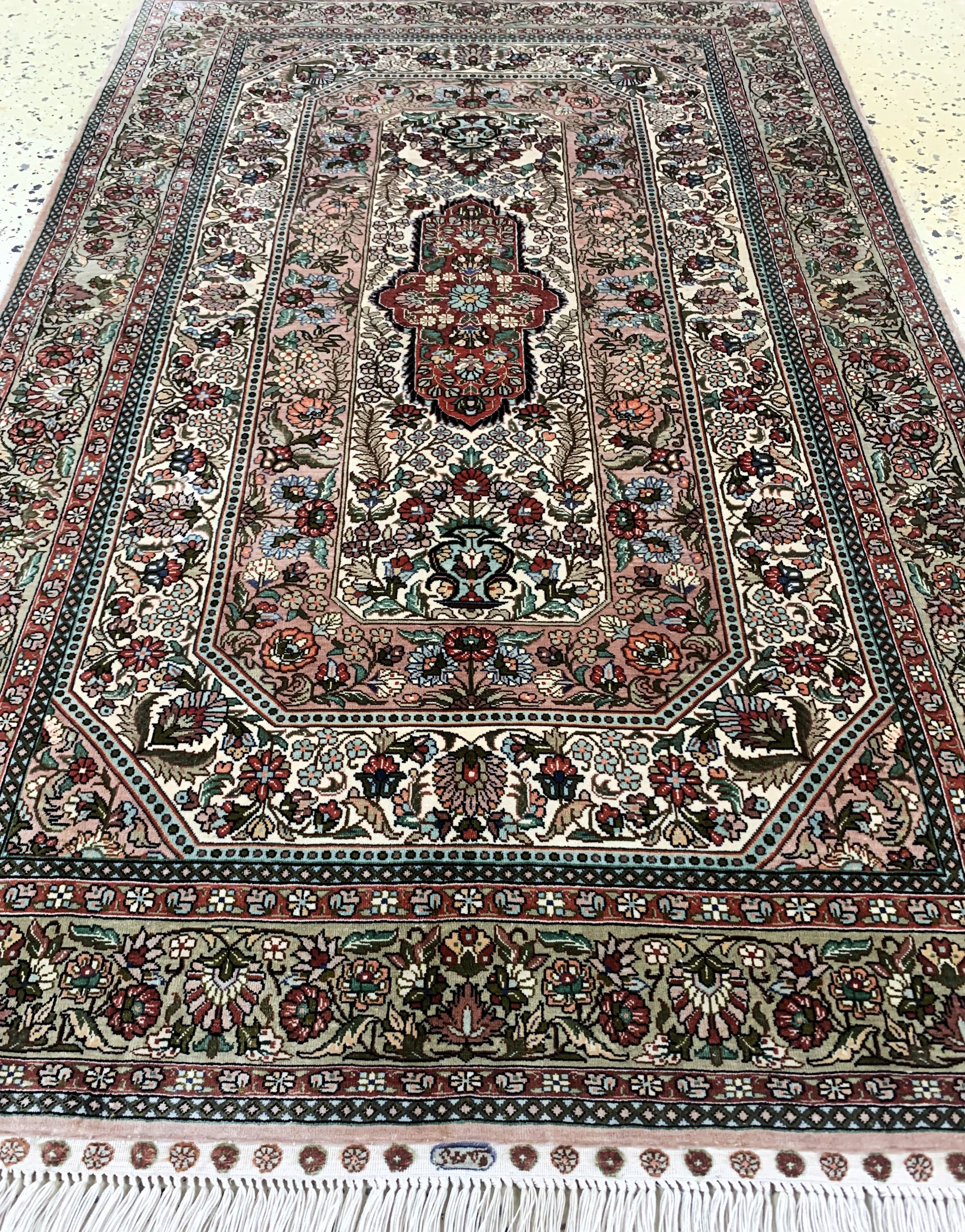 Detail d: Hereke Seide fein, China, Mitte 20.Jhd, reine Naturseide, ca. 124 x 78 cm, ca. 1,0 Mio. Kn/qm, EHZ:(nahezu neuwertig)