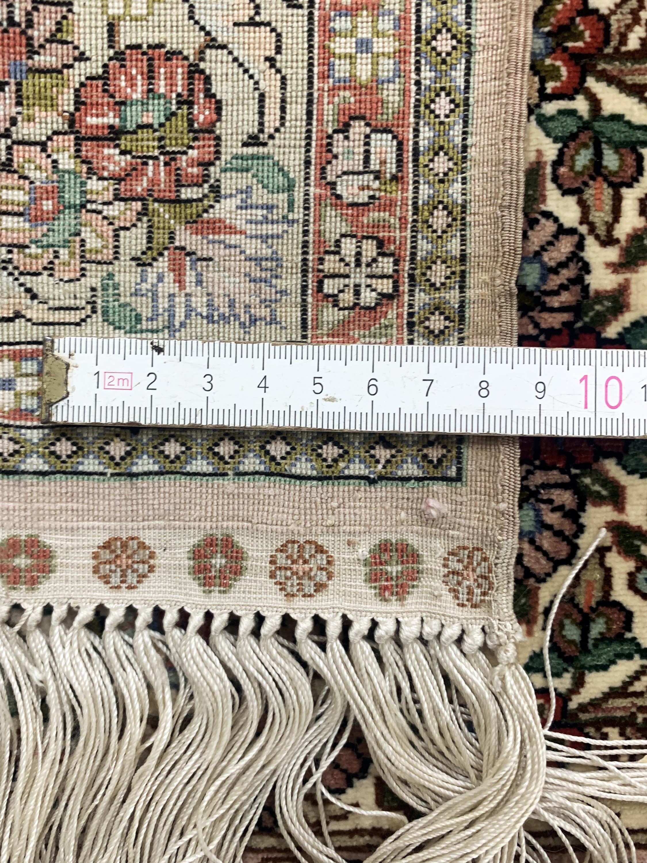 Detail e: Hereke Seide fein, China, Mitte 20.Jhd, reine Naturseide, ca. 124 x 78 cm, ca. 1,0 Mio. Kn/qm, EHZ:(nahezu neuwertig)