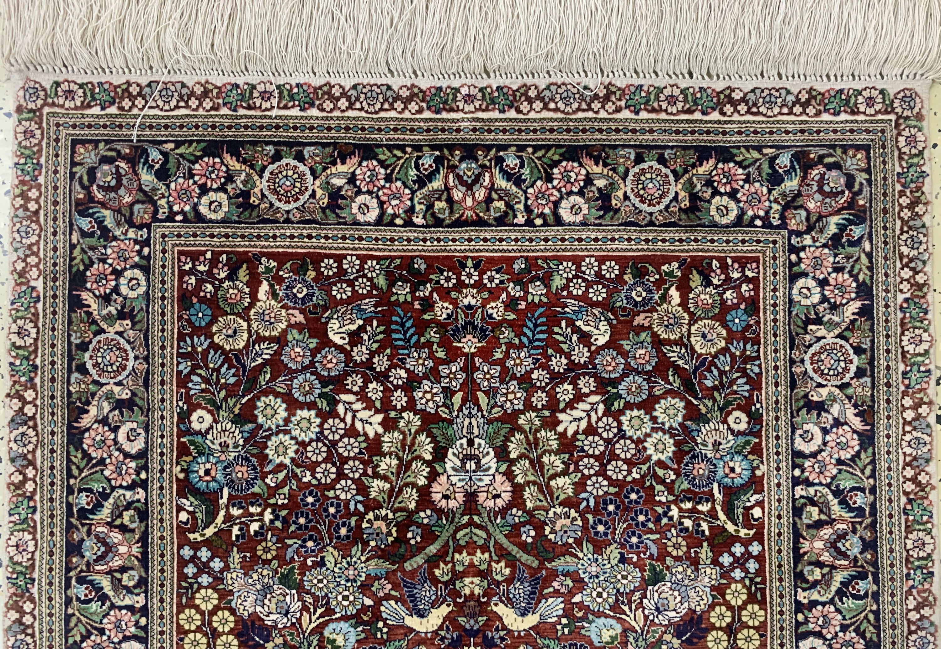 Detail a: Hereke Seide fein, China, Mitte 20.Jhd, reine Naturseide, ca. 124 x 78 cm, ca. 1,0 Mio. Kn/qm, EHZ:(nahezu neuwertig)