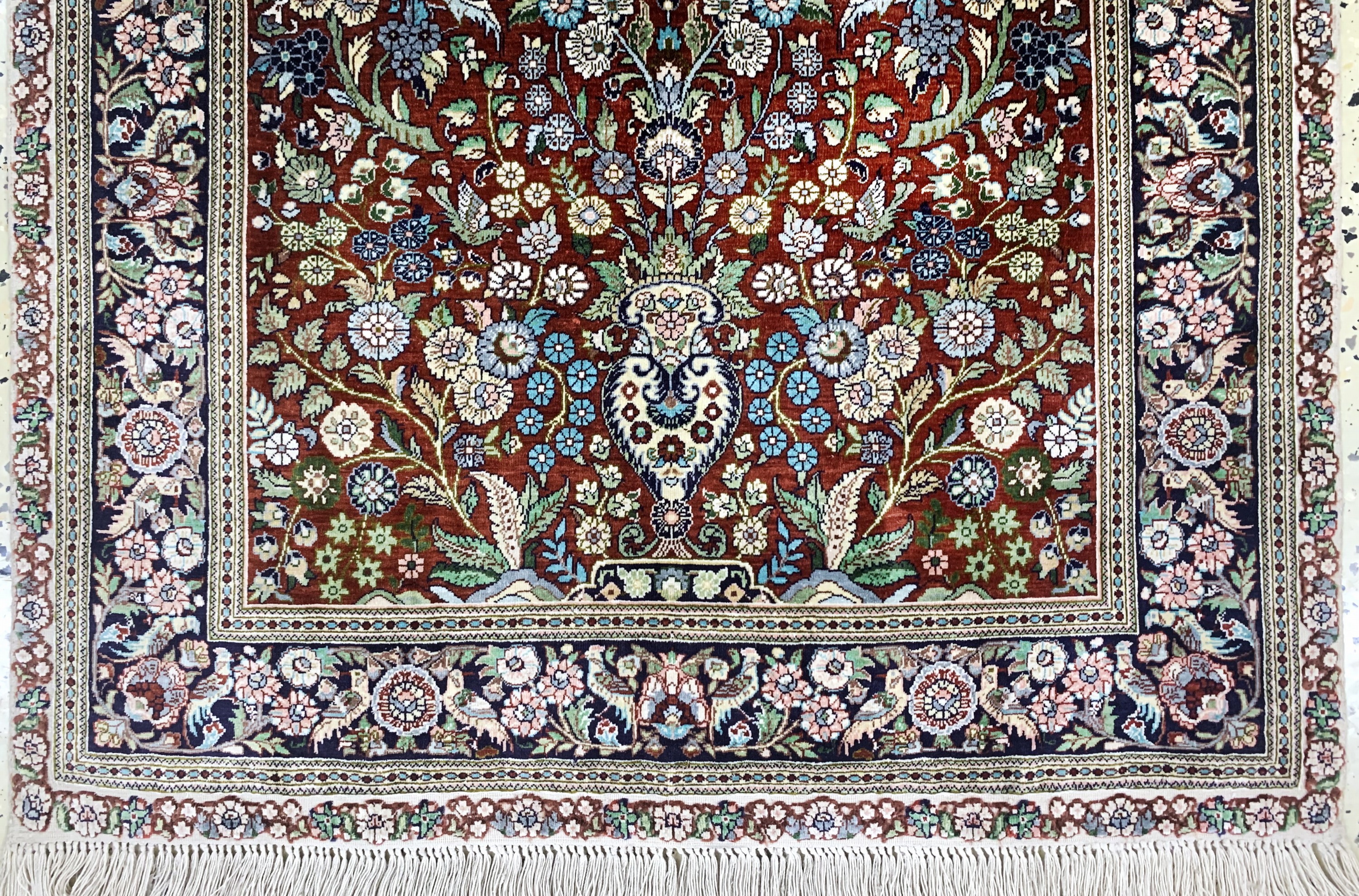 Detail c: Hereke Seide fein, China, Mitte 20.Jhd, reine Naturseide, ca. 124 x 78 cm, ca. 1,0 Mio. Kn/qm, EHZ:(nahezu neuwertig)