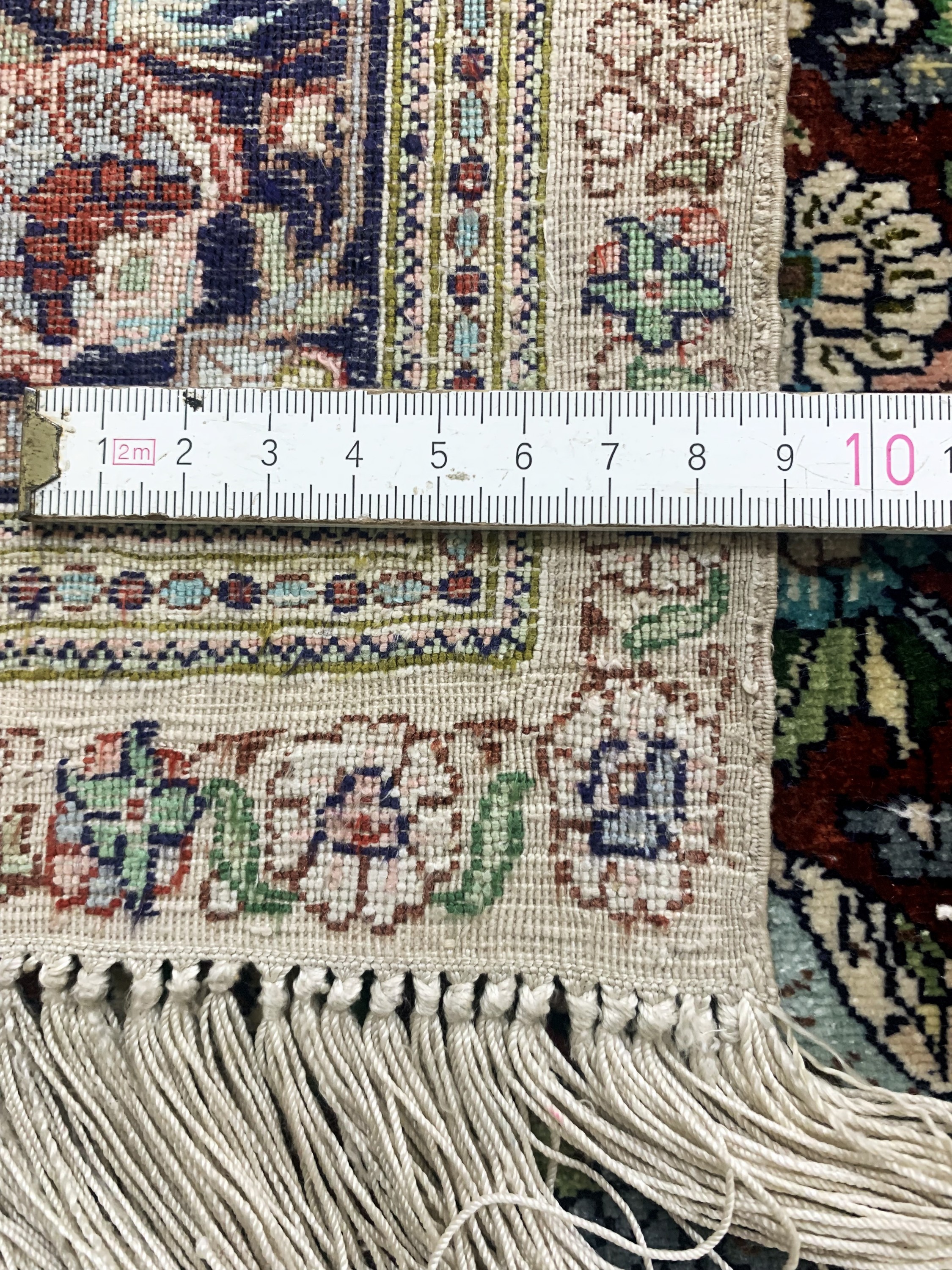 Detail e: Hereke Seide fein, China, Mitte 20.Jhd, reine Naturseide, ca. 124 x 78 cm, ca. 1,0 Mio. Kn/qm, EHZ:(nahezu neuwertig)