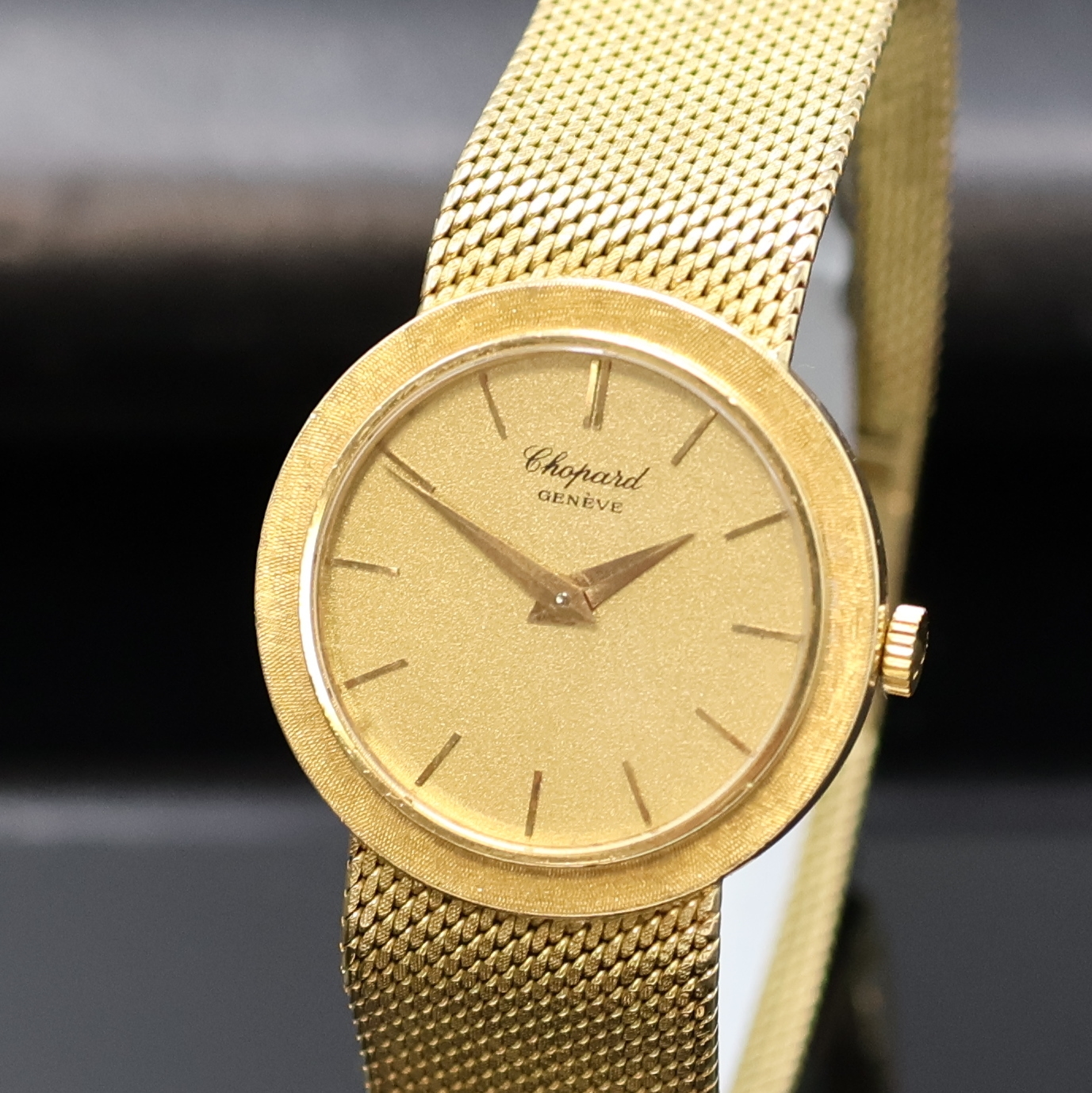 Detail a: CHOPARD Damenarmbanduhr in GG 750/000, Schweiz um 1970, Handaufzug, orig. Goldband, Boden aufgedr., goldfarb. Zifferbl. m. aufges. Std.-Ind., gold. ...