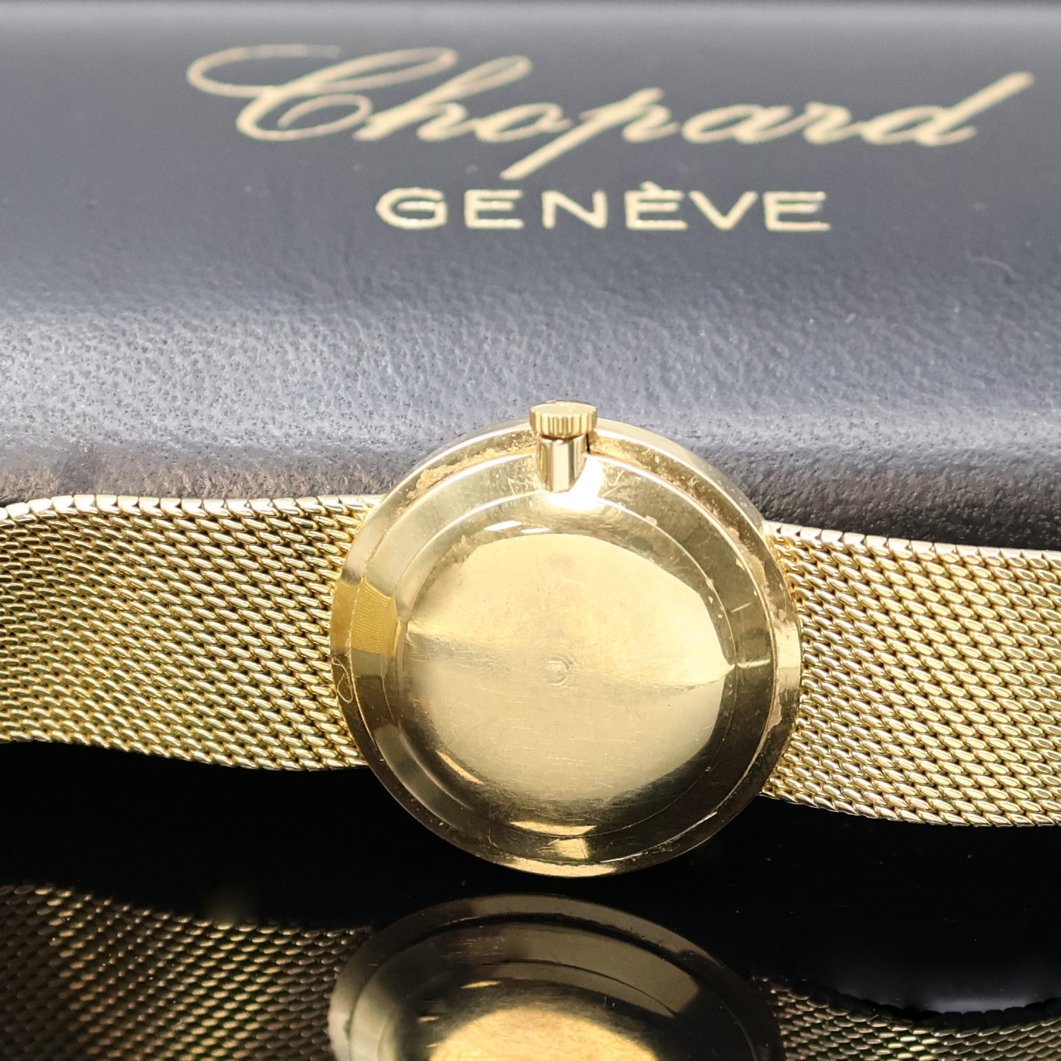 Detail d: CHOPARD Damenarmbanduhr in GG 750/000, Schweiz um 1970, Handaufzug, orig. Goldband, Boden aufgedr., goldfarb. Zifferbl. m. aufges. Std.-Ind., gold. ...