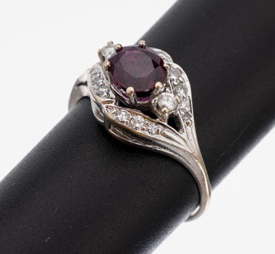 Image 26958280 - 14 kt Gold Rubin-Diamant-Ring, WG 585/000, mittig erhaben gefasster ovalfacett. Rubin ...