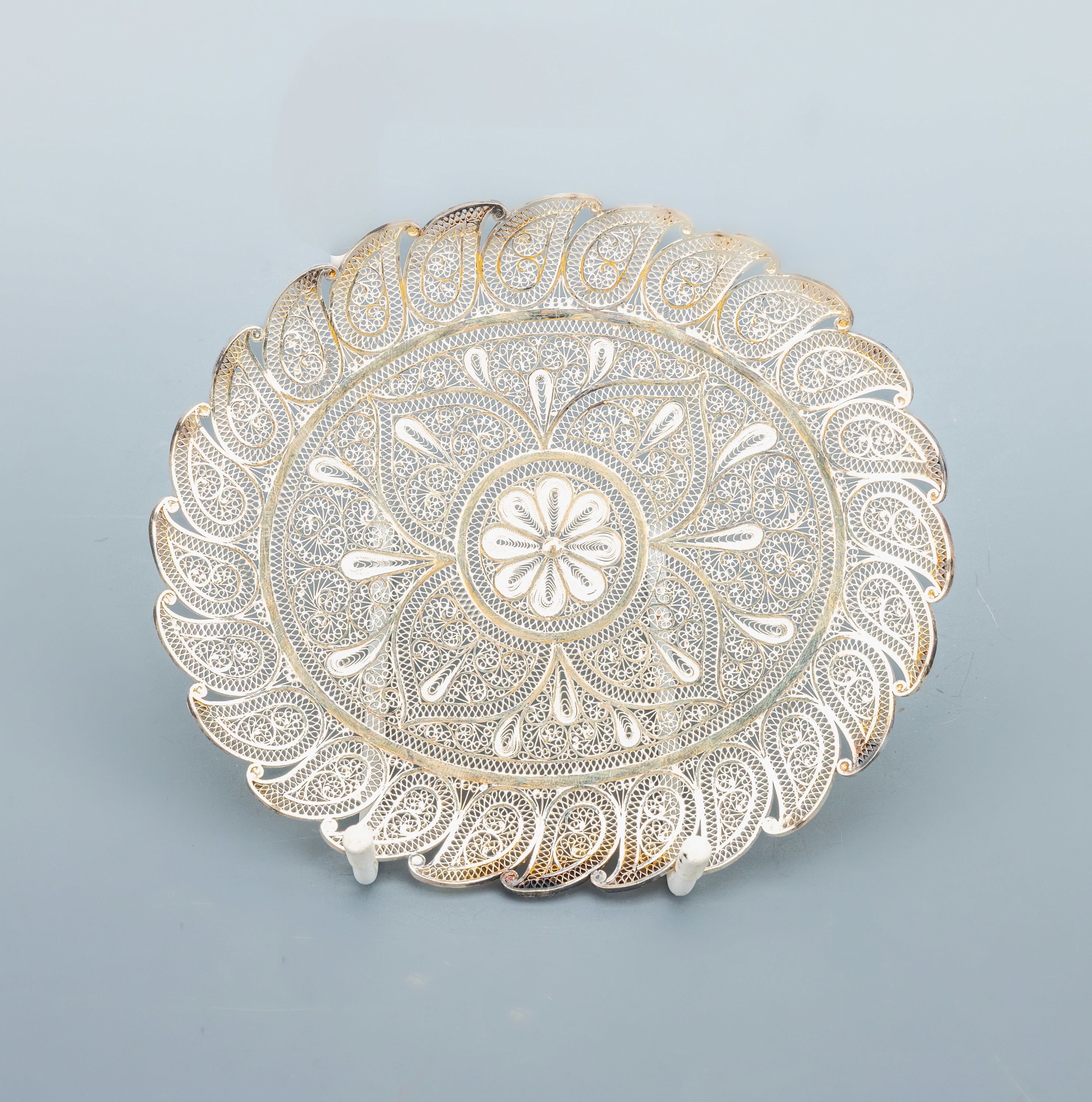 Detail a: Zierteller, wohl Indien, Silber gepr., ovale Grundform, aus aufwendiger Filigranarbeit, ca. 15 x 13 cm, ca. 140 g, in Etui