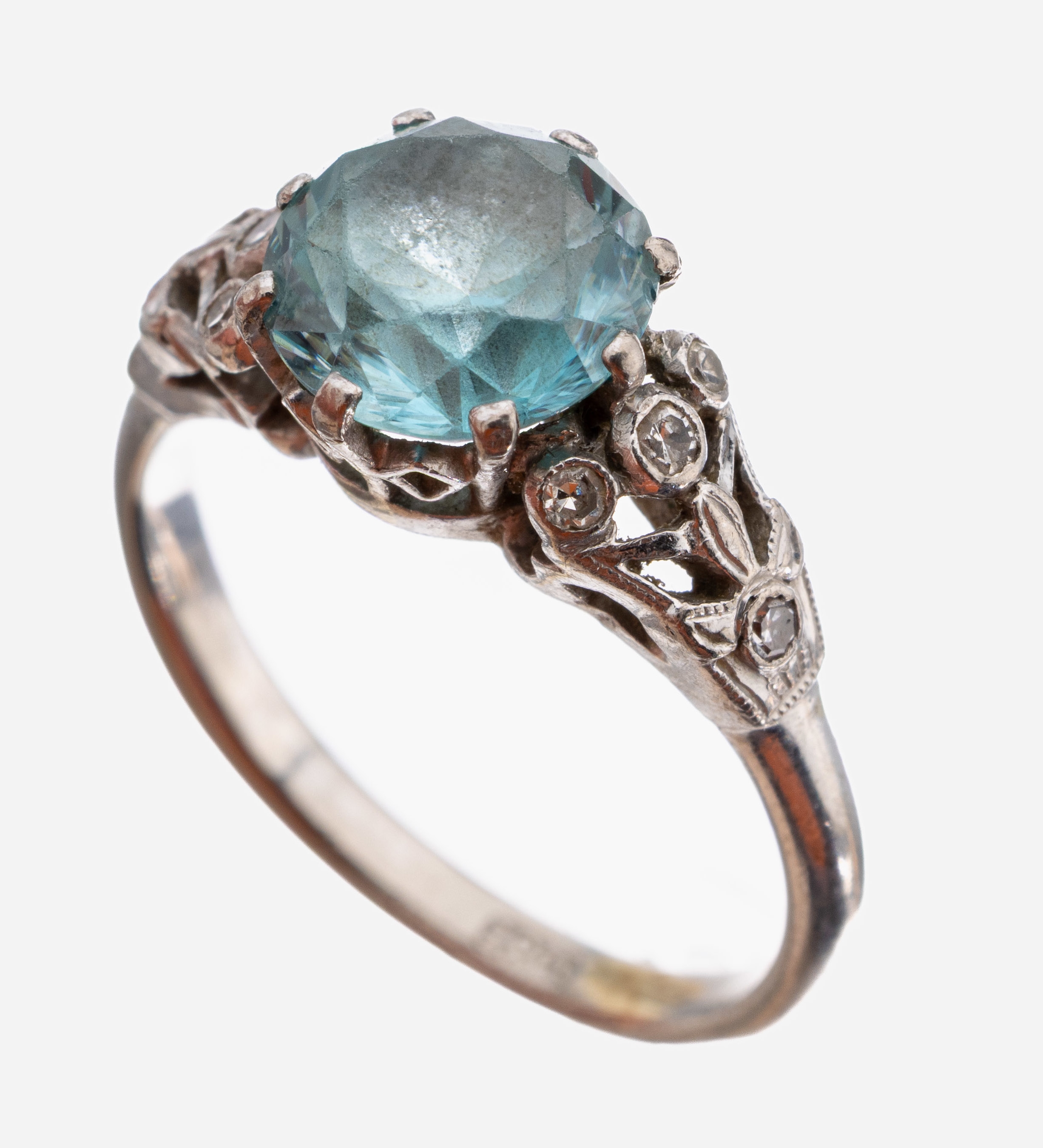 18 kt Gold Zirkon-Diamant-Ring, um 1930, WG 750/000, rundfacett. hellblauer Zirkon ca. 1.20 ct, 8 8/8-Diamanten zus. ca. 0.06 ct Weiß/p, RW 51, ca. ...