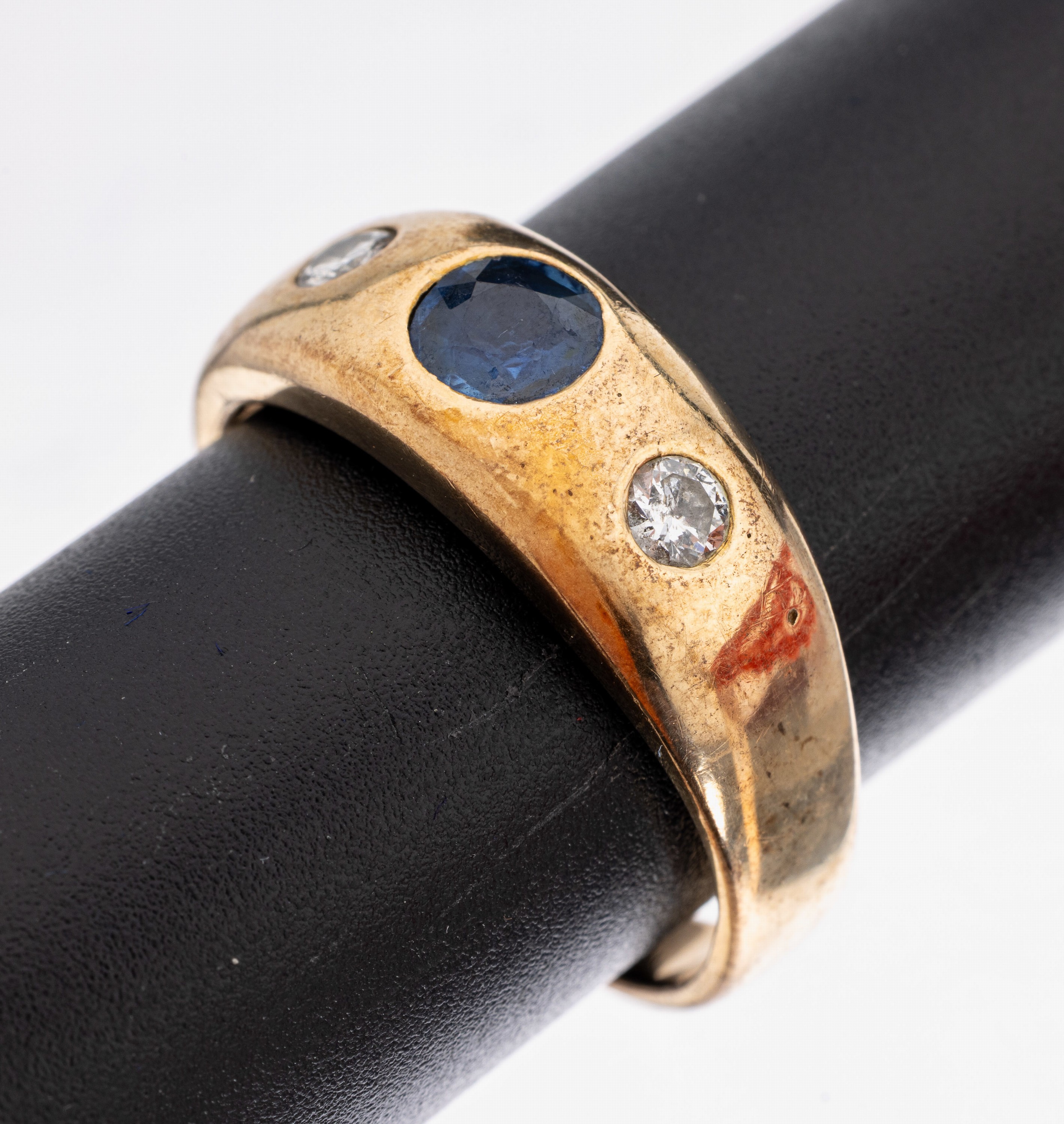 8 kt Gold Saphir-Brillant-Ring, GG 333/000 gepr., mittig rundfacett. Saphir ca. 0.80 ct, 2 Brillanten zus. ca. 0.20 ct Weiß/p, RW 67, ca. 8.6 g, ...