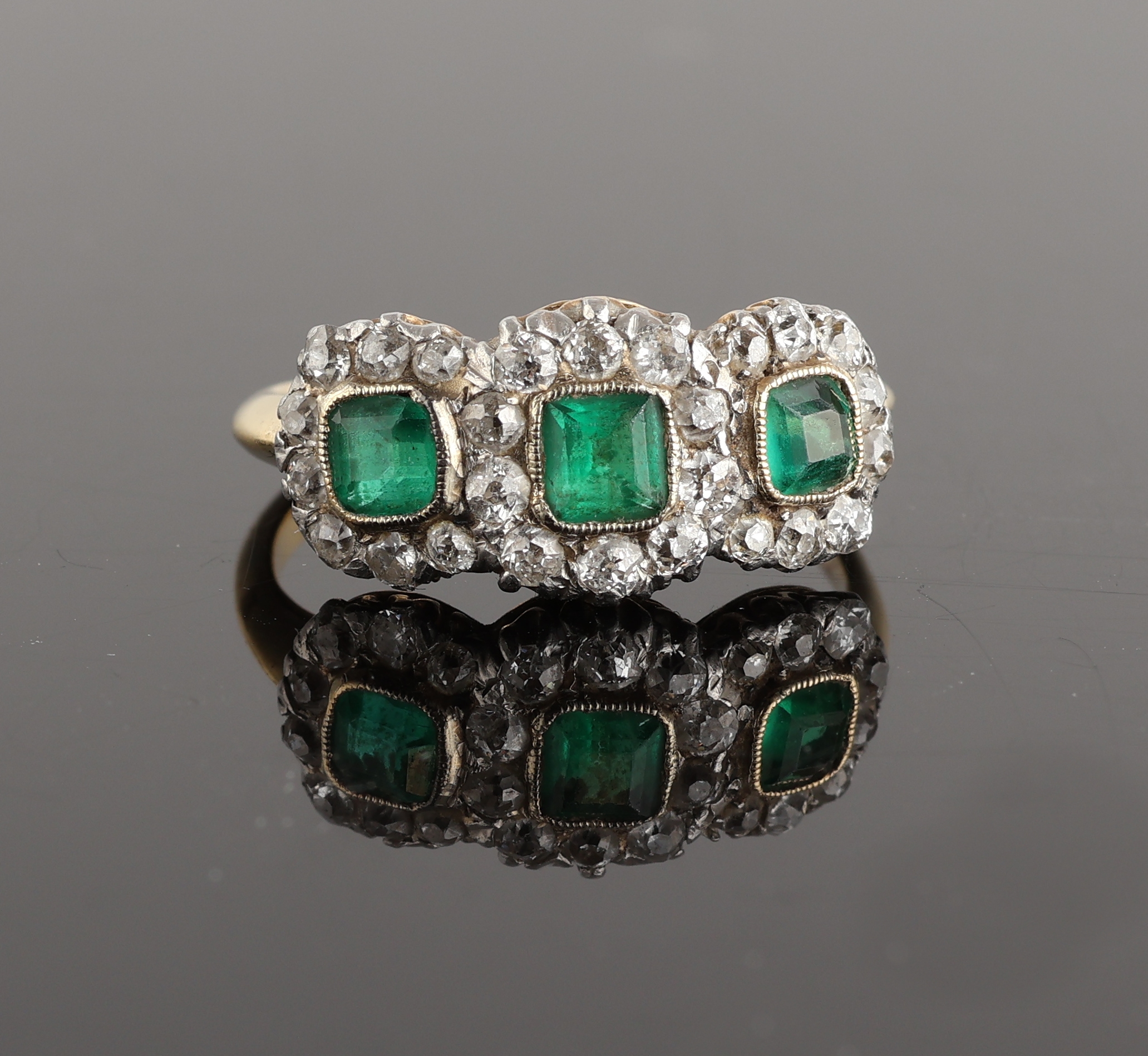 Detail a: 18 kt Gold Smaragd-Diamant-Ring, um 1900-10, GG 750/000, 3 facett. Smaragd-Carrees zus. ca. 0.60 ct, 26 in Silber gefasste Altschliffdiamanten zus. ...