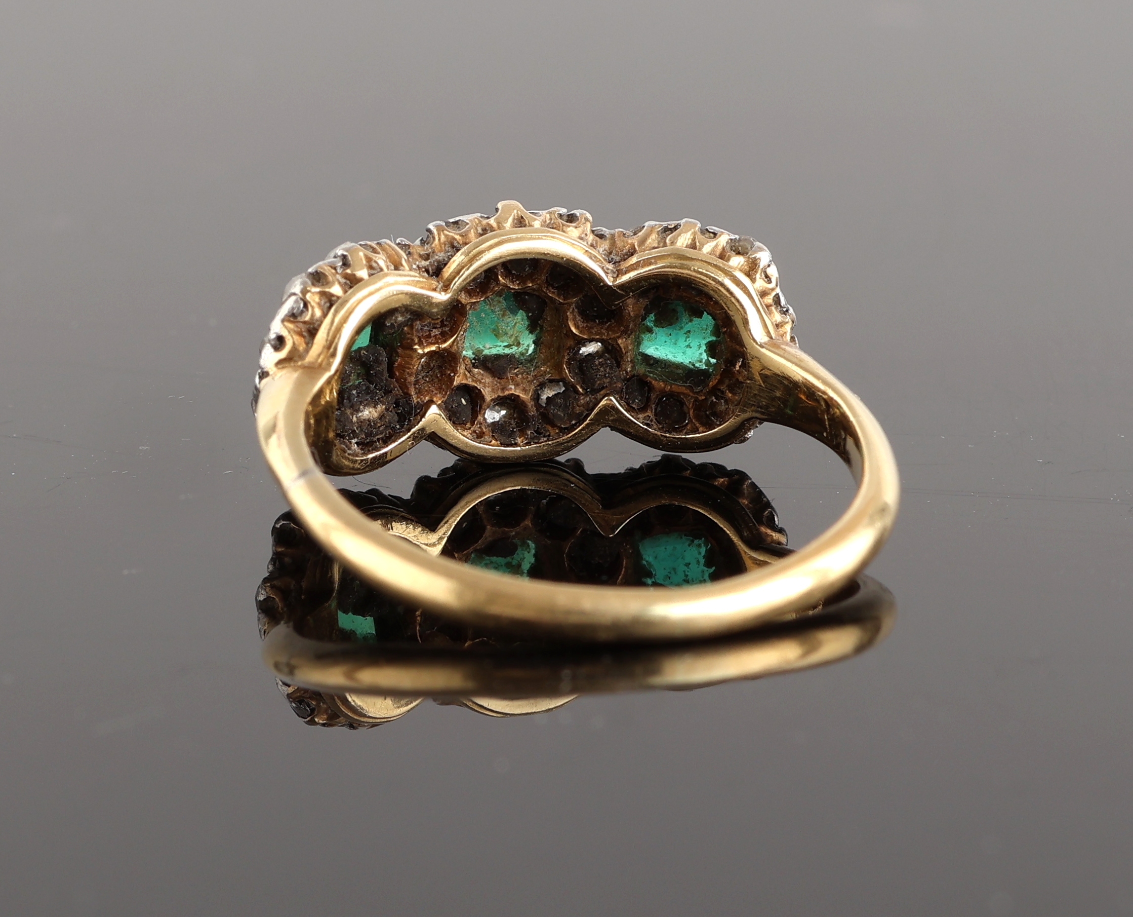 Detail b: 18 kt Gold Smaragd-Diamant-Ring, um 1900-10, GG 750/000, 3 facett. Smaragd-Carrees zus. ca. 0.60 ct, 26 in Silber gefasste Altschliffdiamanten zus. ...