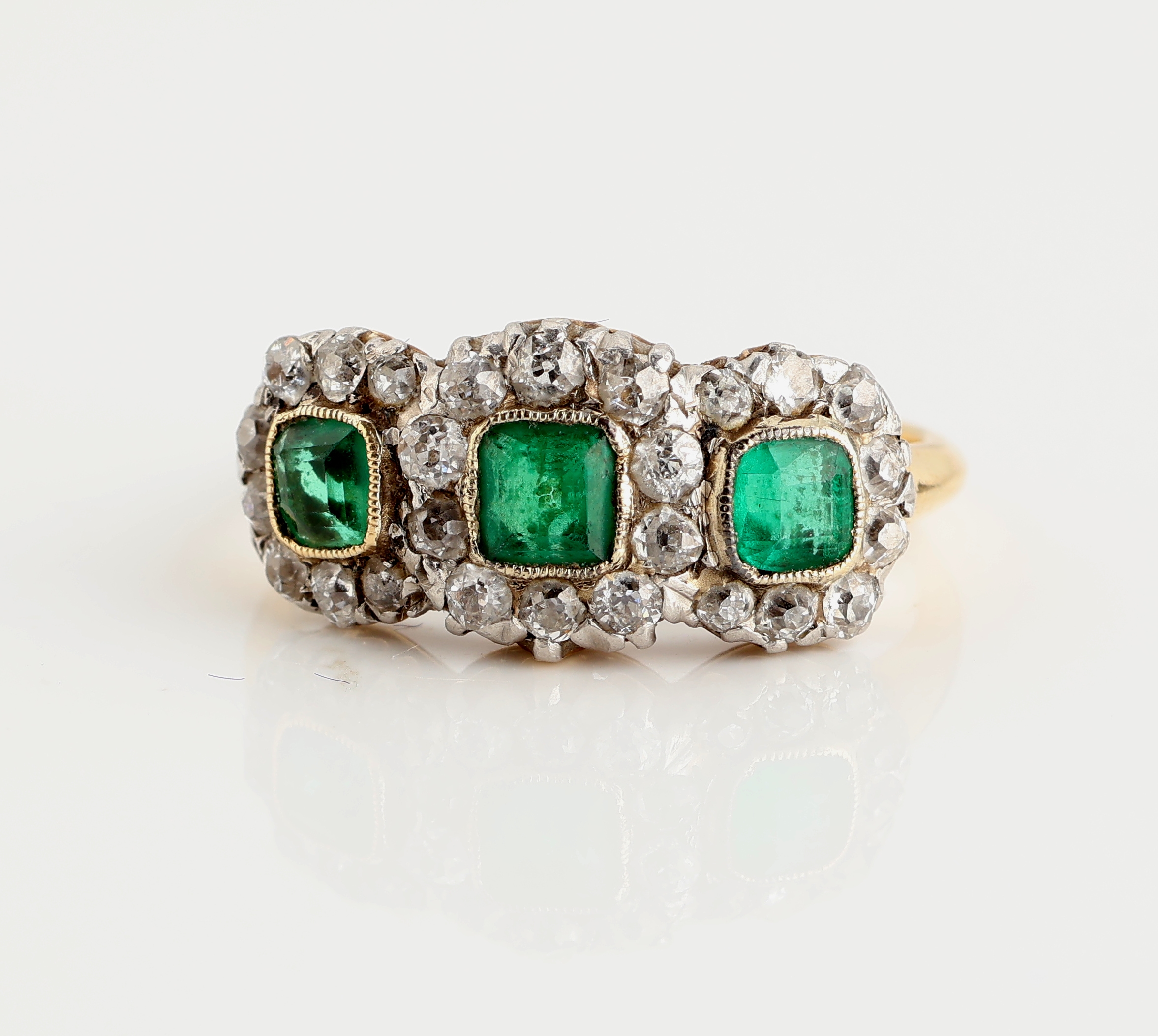 Detail c: 18 kt Gold Smaragd-Diamant-Ring, um 1900-10, GG 750/000, 3 facett. Smaragd-Carrees zus. ca. 0.60 ct, 26 in Silber gefasste Altschliffdiamanten zus. ...