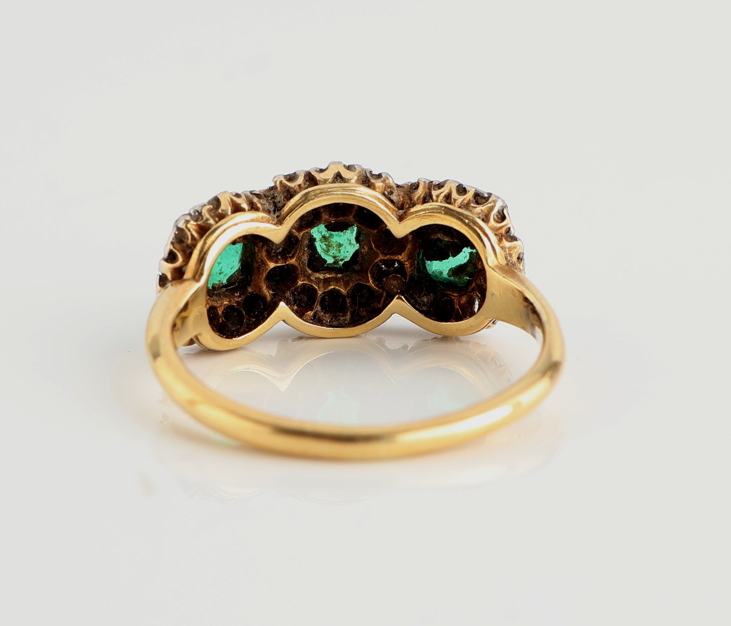 Detail d: 18 kt Gold Smaragd-Diamant-Ring, um 1900-10, GG 750/000, 3 facett. Smaragd-Carrees zus. ca. 0.60 ct, 26 in Silber gefasste Altschliffdiamanten zus. ...