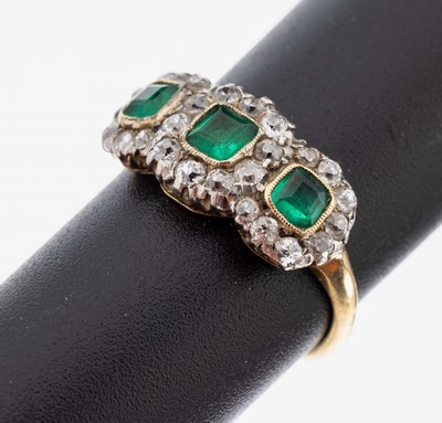 Image 18 kt gold emerald-diamond-ring, approx. 1900 -10 , YG 750/000, 3 bevelled emerald- ...