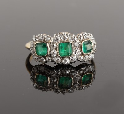 26958388a - 18 kt Gold Smaragd-Diamant-Ring, um 1900-10, GG 750/000, 3 facett. Smaragd-Carrees zus. ...