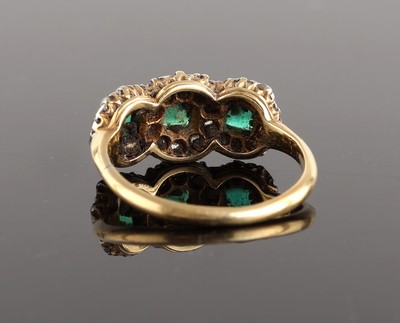 26958388b - 18 kt Gold Smaragd-Diamant-Ring, um 1900-10, GG 750/000, 3 facett. Smaragd-Carrees zus. ...