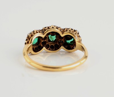 26958388d - 18 kt Gold Smaragd-Diamant-Ring, um 1900-10, GG 750/000, 3 facett. Smaragd-Carrees zus. ...