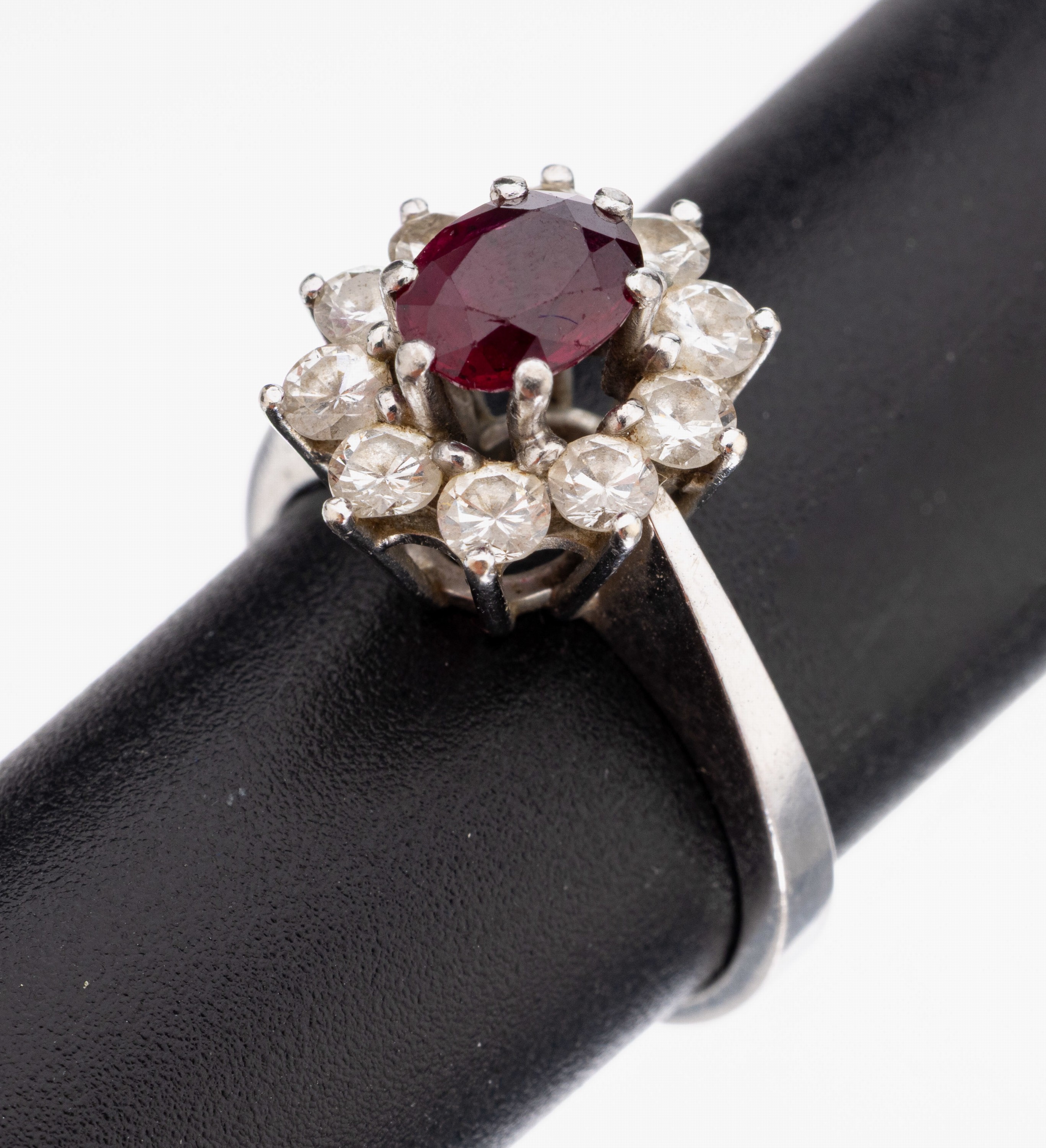 14 kt Gold Rubin-Brillant-Ring, WG 585/000,mittig erhaben gefasster ovalfacett. Rubin ca.1.00 ct, 10 Brillanten zus. ca. 1.00 ct Weiß/ si, RW 50, ...