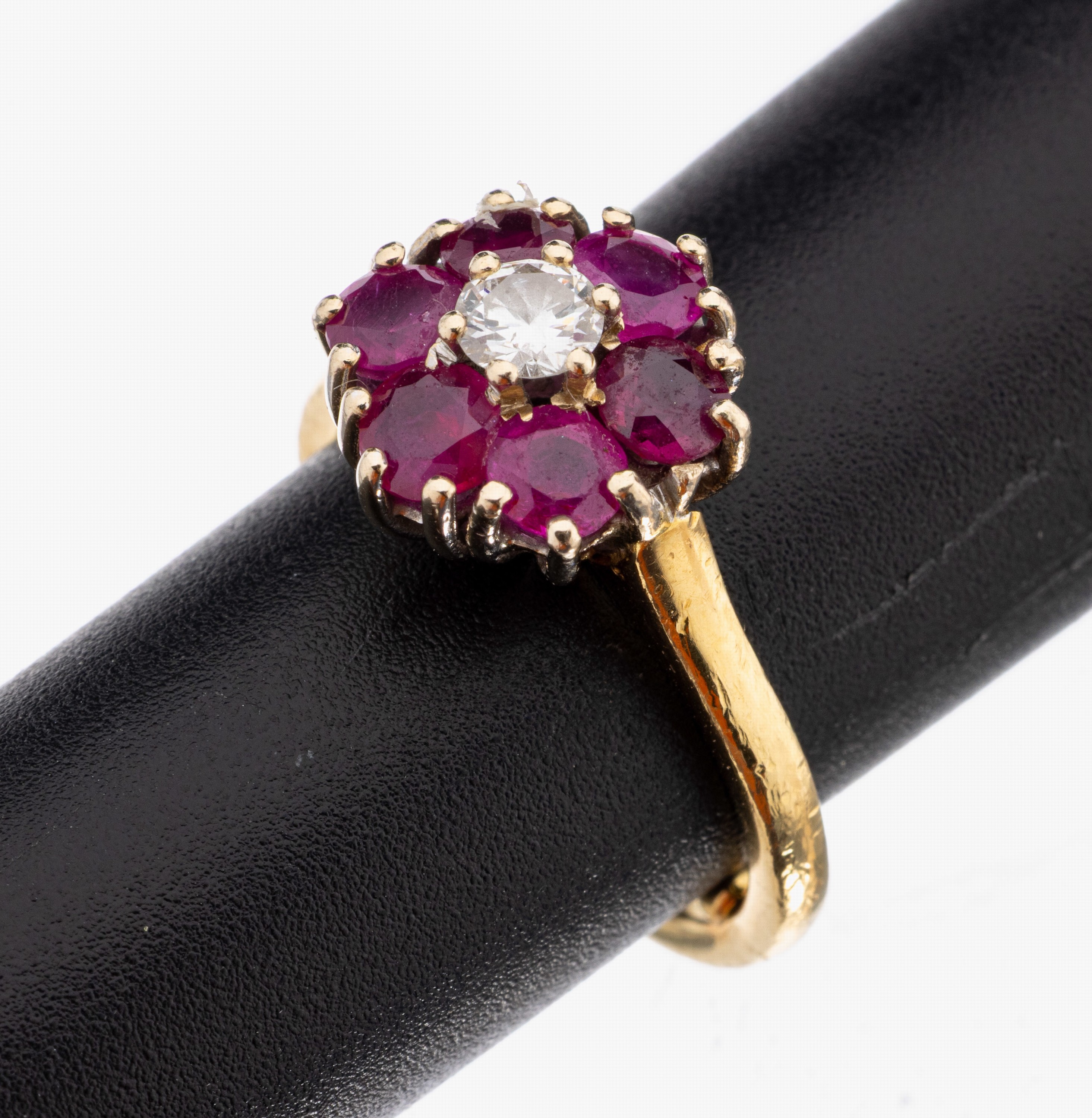 18 kt Gold Rubin-Brillant-Ring, GG 750/000,mittig erhaben gefasster Brillant ca. 0.25 ct Weiß/si, 6 rundfacett. Rubine zus. ca. 1.20 ct, RW 50, ...
