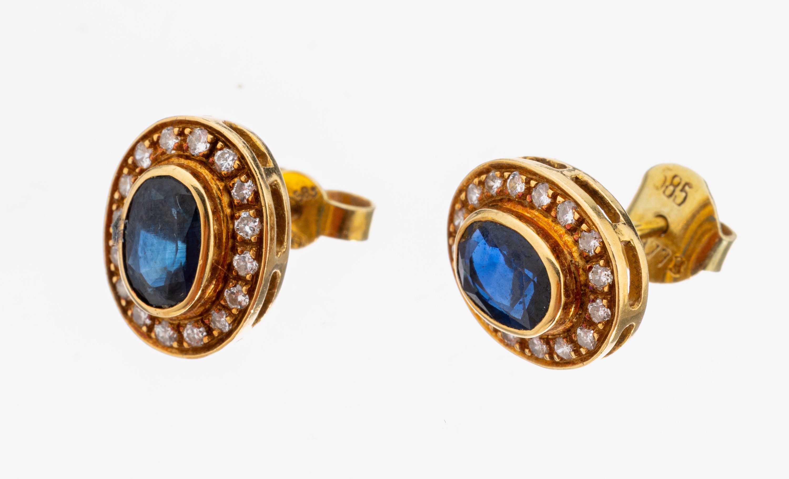 Paar 14 kt Gold Saphir-Brillant-Ohrstecker, GG 585/000, 2 ovalfacett. Saphire zus. ca. 2.00 ct, 32 Brillanten zus. ca. 0.16 ct Weiß/si, ca. 3.7 g, ...