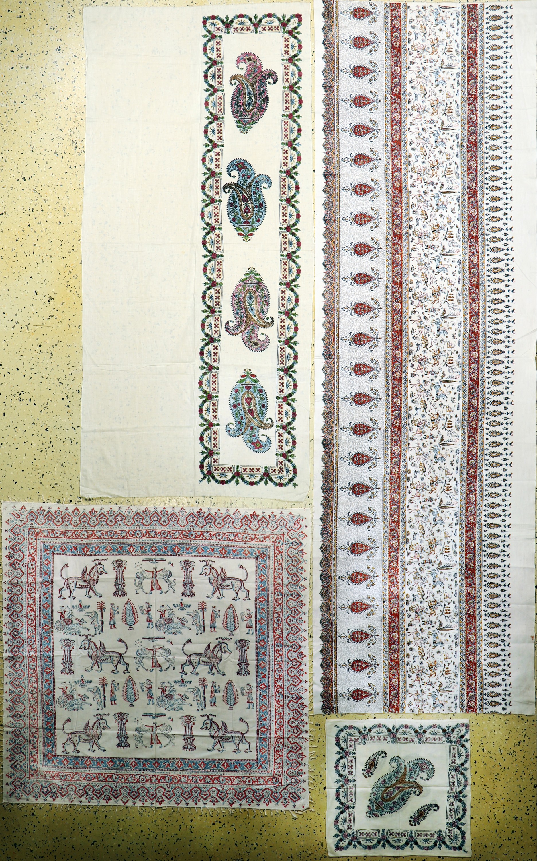 4 Lots Ghalamkar, Esfahan, Perisen, signiert, Mitte 20.Jhd, Stoff-bedruckt, ca. 273 x 85 cm, ca. 187.86 cm, ca. 56 x 54 cm, ca. 118 x 118 cm, ...