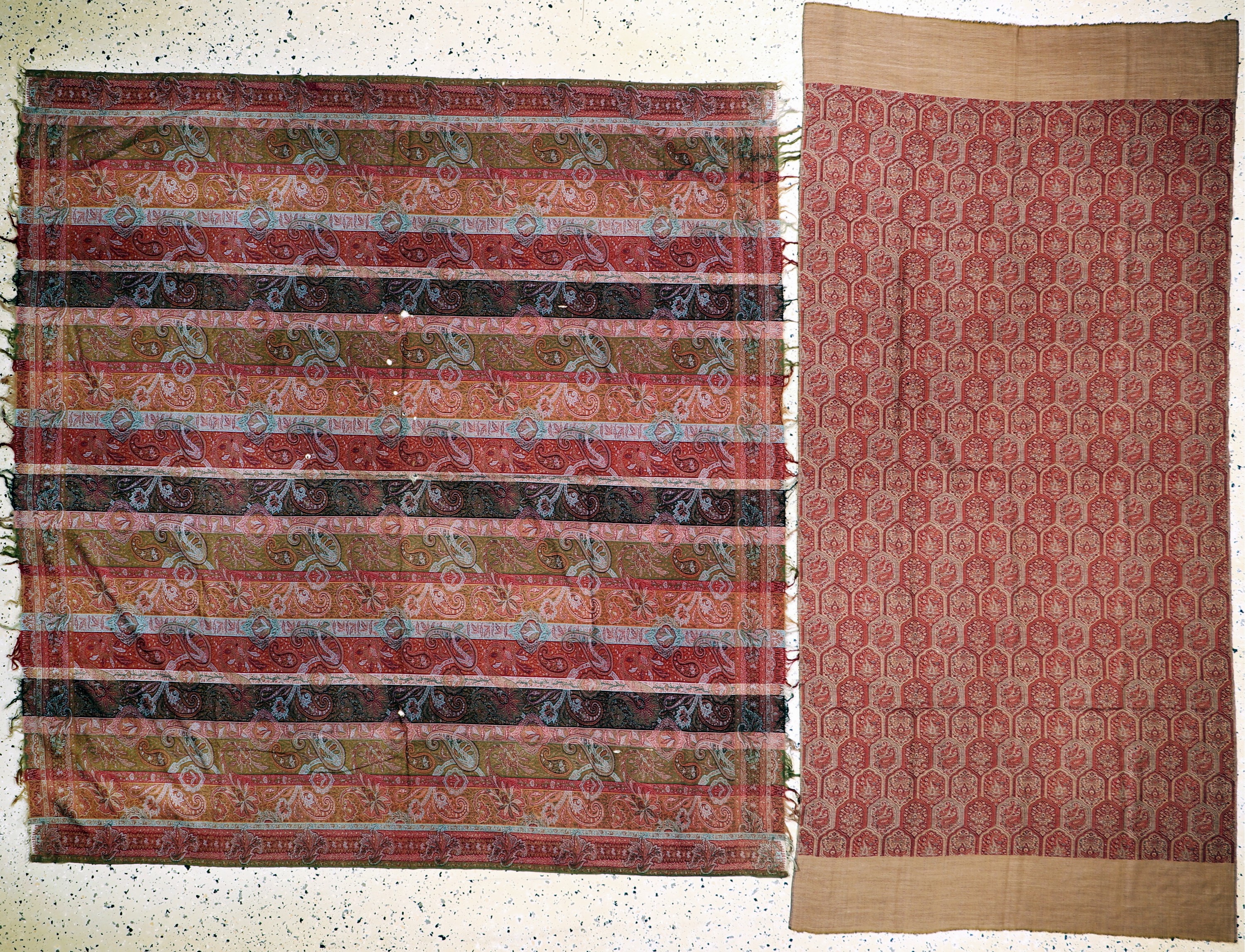 2 Lots, Kaschmir Schal, Indien, Anfang 20.Jhd, Wollstickerei, ca. 174 x 183 cm, EHZ: 2(kleine Löcher), ca. 220 x 104 cm, EHZ: 1-2
