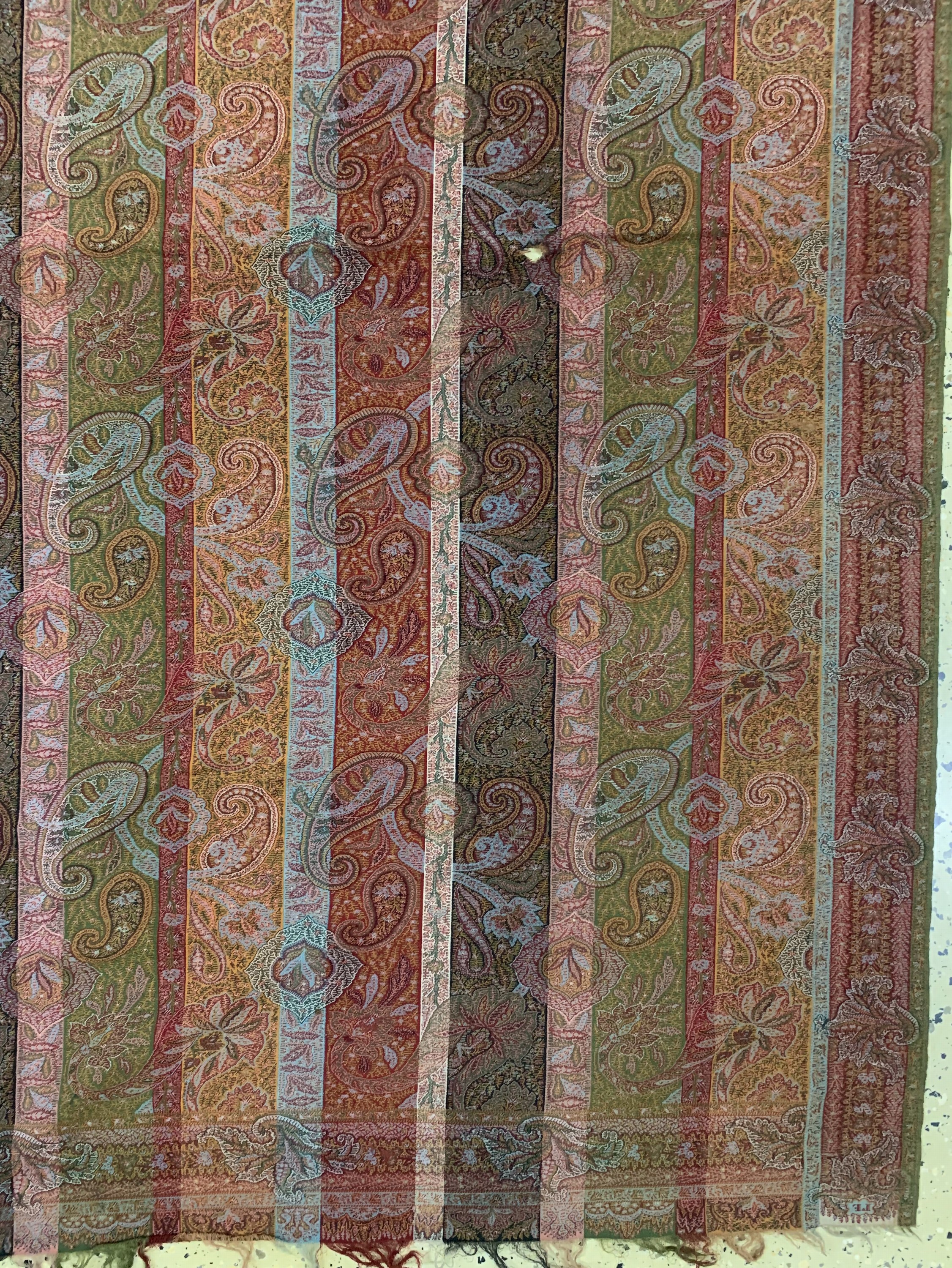 Detail a: 2 Lots, Kaschmir Schal, Indien, Anfang 20.Jhd, Wollstickerei, ca. 174 x 183 cm, EHZ: 2(kleine Löcher), ca. 220 x 104 cm, EHZ: 1-2