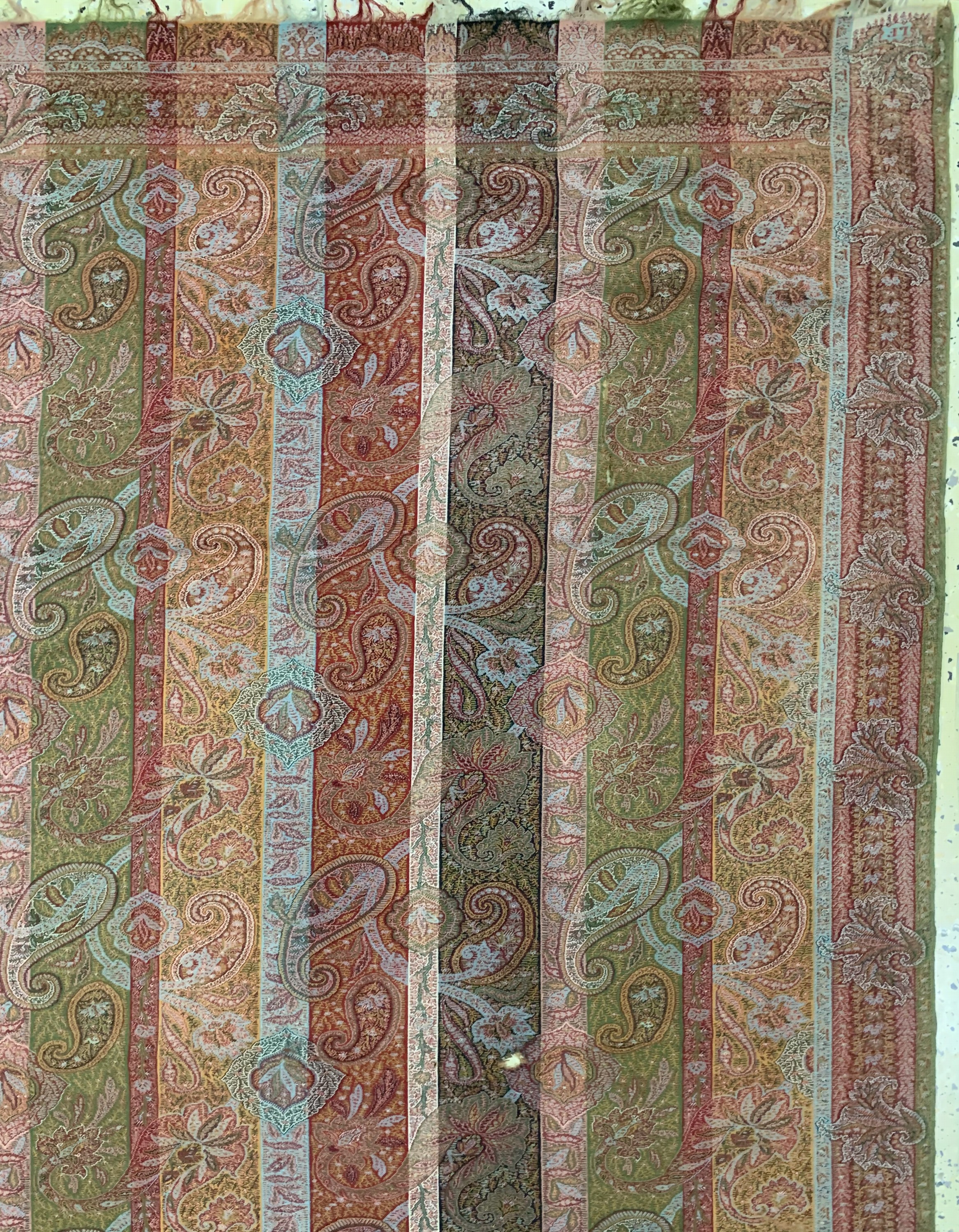 Detail d: 2 Lots, Kaschmir Schal, Indien, Anfang 20.Jhd, Wollstickerei, ca. 174 x 183 cm, EHZ: 2(kleine Löcher), ca. 220 x 104 cm, EHZ: 1-2