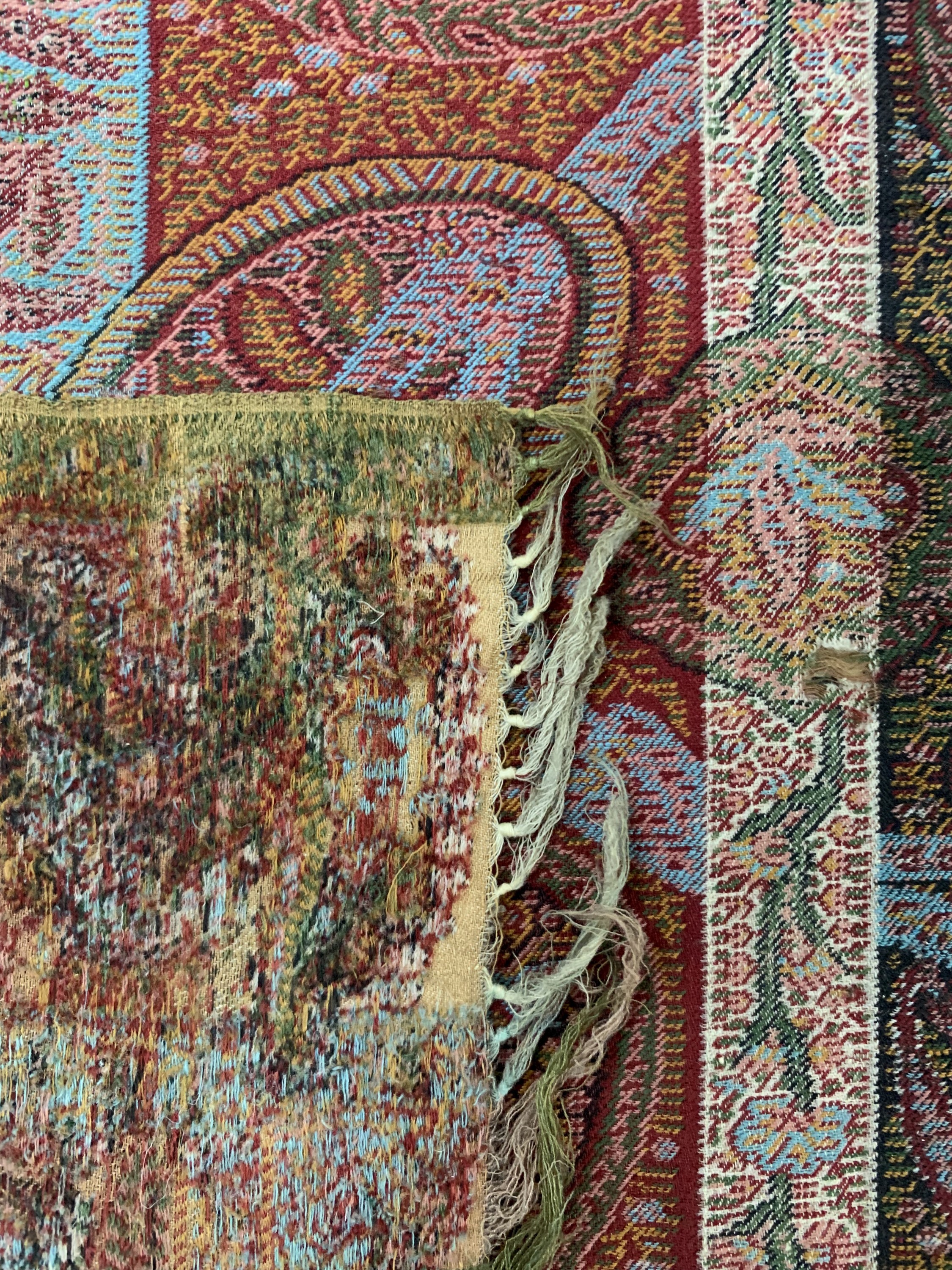 Detail e: 2 Lots, Kaschmir Schal, Indien, Anfang 20.Jhd, Wollstickerei, ca. 174 x 183 cm, EHZ: 2(kleine Löcher), ca. 220 x 104 cm, EHZ: 1-2