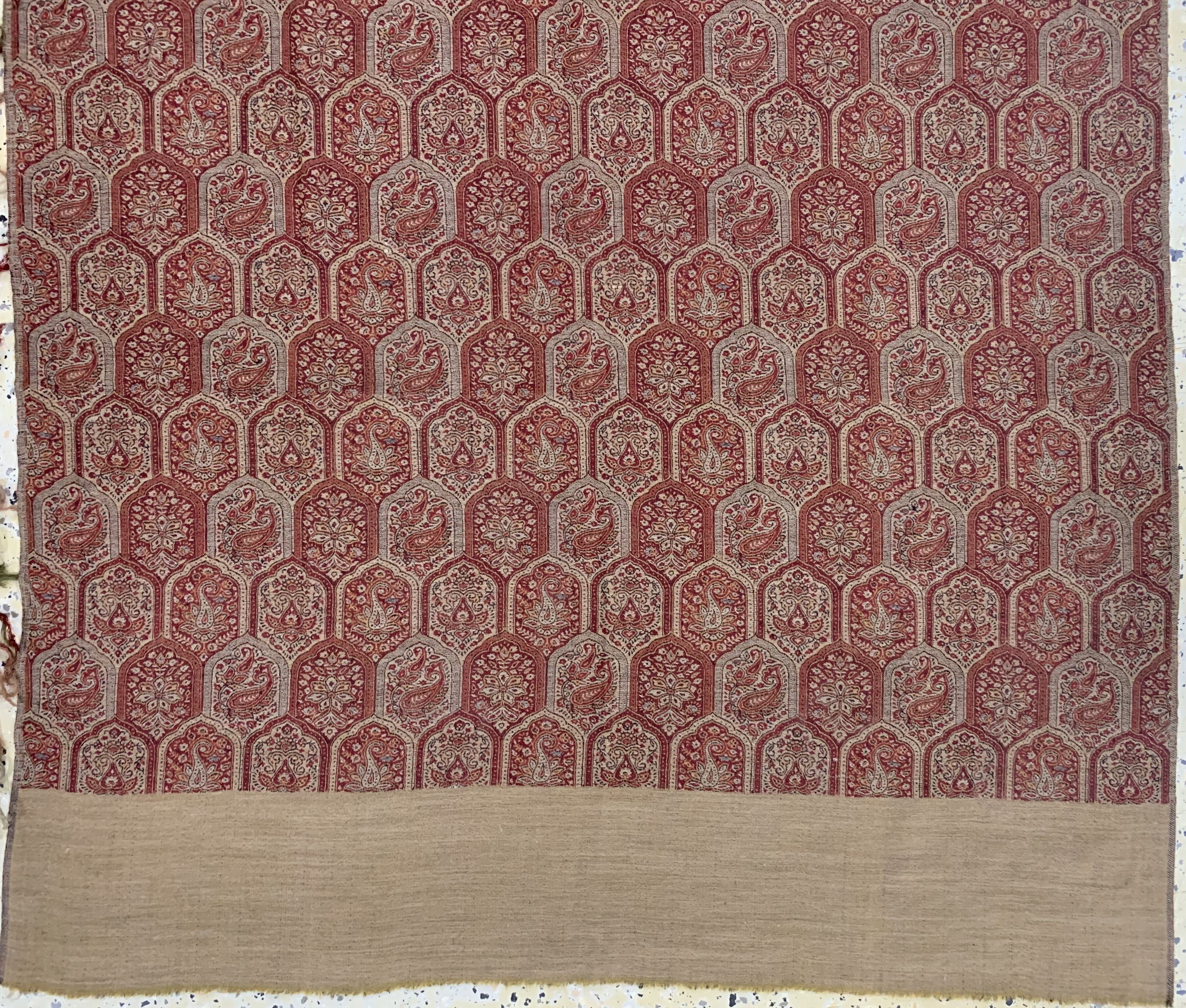 Detail f: 2 Lots, Kaschmir Schal, Indien, Anfang 20.Jhd, Wollstickerei, ca. 174 x 183 cm, EHZ: 2(kleine Löcher), ca. 220 x 104 cm, EHZ: 1-2
