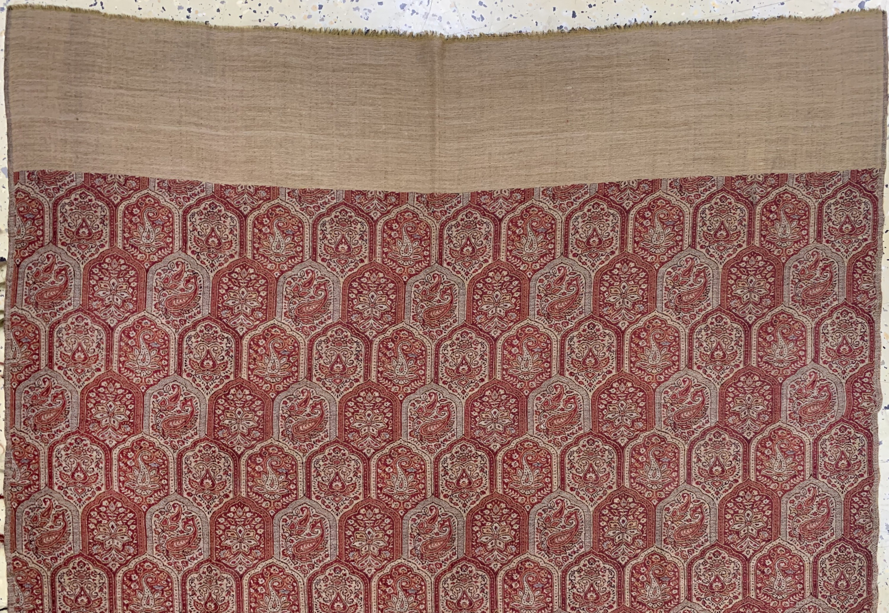 Detail h: 2 Lots, Kaschmir Schal, Indien, Anfang 20.Jhd, Wollstickerei, ca. 174 x 183 cm, EHZ: 2(kleine Löcher), ca. 220 x 104 cm, EHZ: 1-2