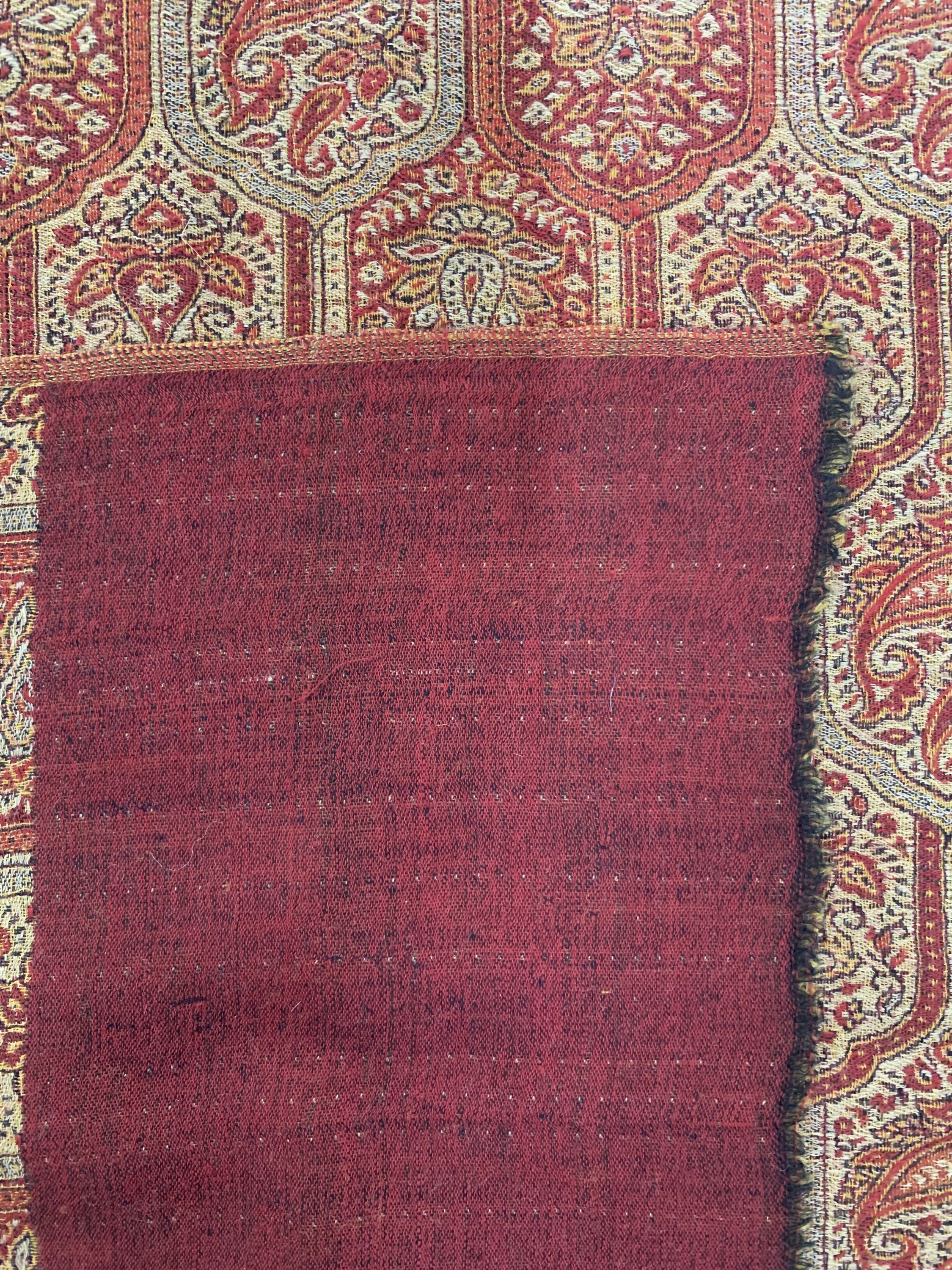Detail i: 2 Lots, Kaschmir Schal, Indien, Anfang 20.Jhd, Wollstickerei, ca. 174 x 183 cm, EHZ: 2(kleine Löcher), ca. 220 x 104 cm, EHZ: 1-2