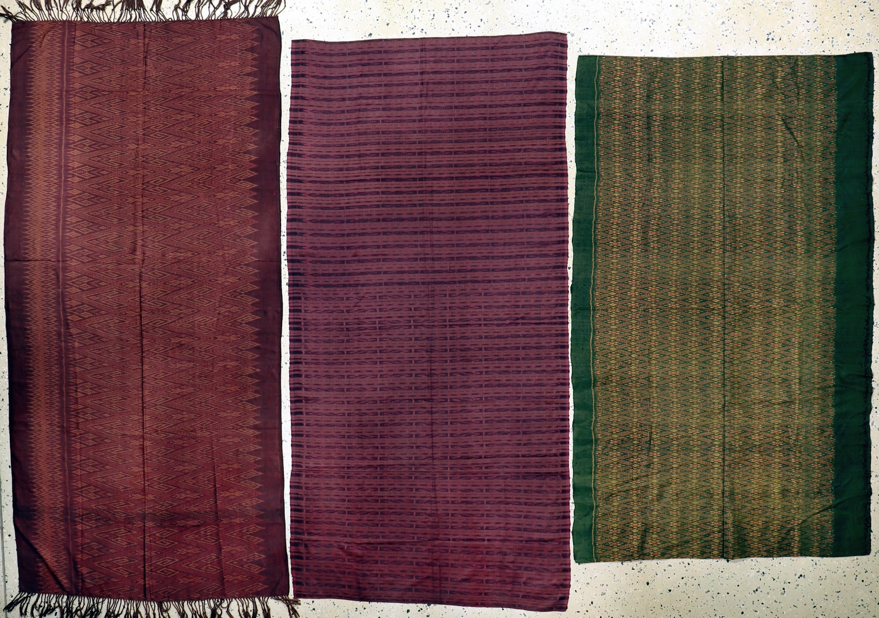 3 Lots Seidentextilien, Indonesien, Mitte 20.Jhd, Seide, ca. 185 x 89 cm, EHZ: 1-2