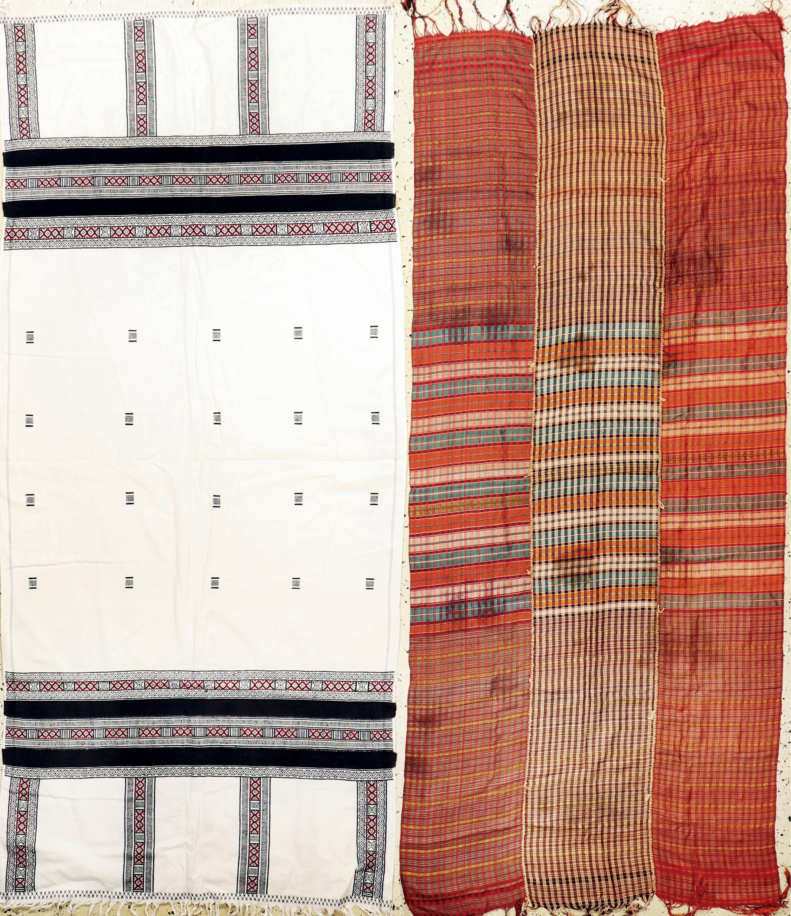 2 Lots Indische Textilien, Indien, Mitte 20.Jhd, Seide und Baumwolle, ca. 196 x 89 cm, EHZ: 1-2(Seidentextil fleckig).